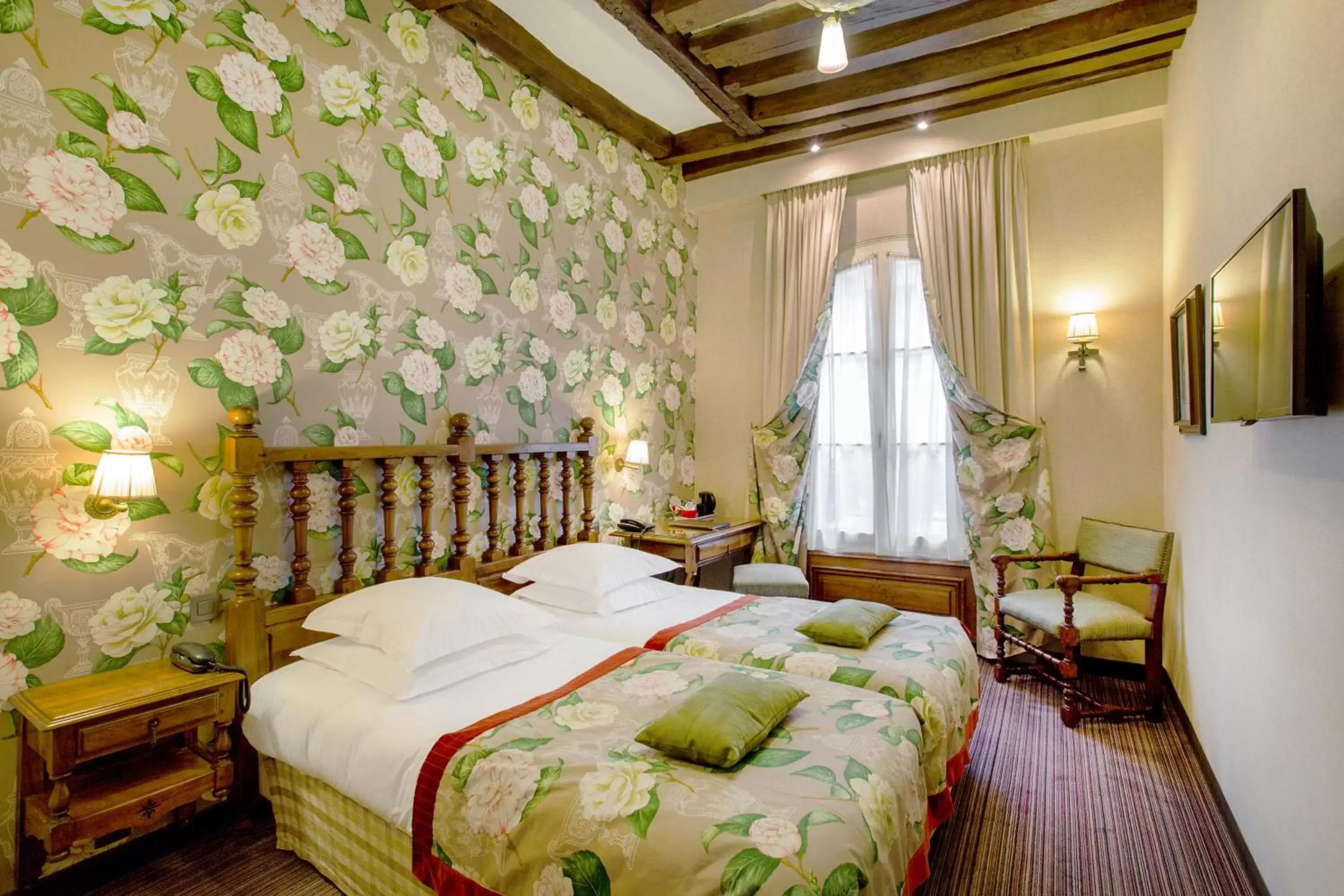 Photo of the whole room, Bed in Hotel Left Bank Saint Germain