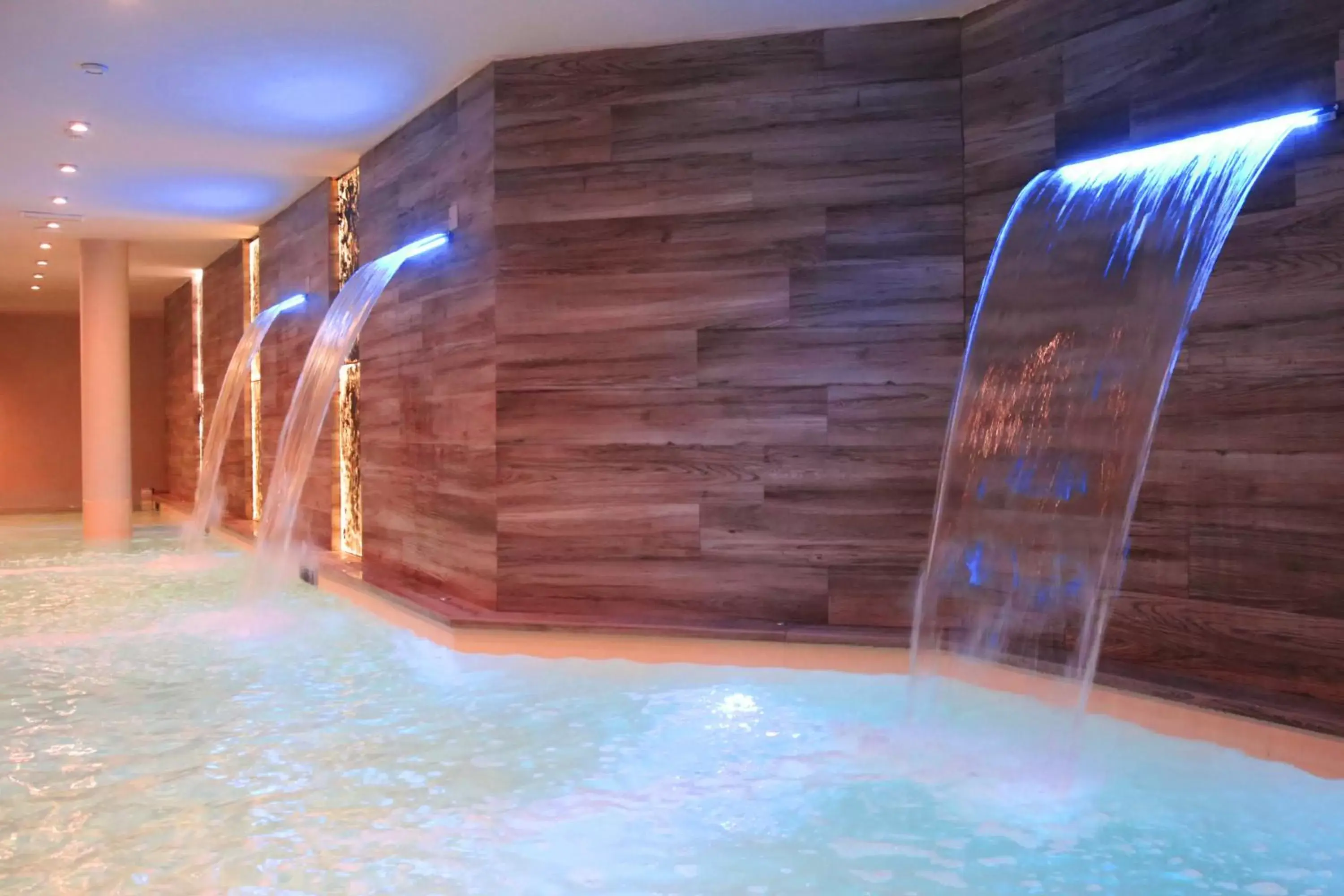 Hot Spring Bath in Hotel Columbia Wellness & Spa