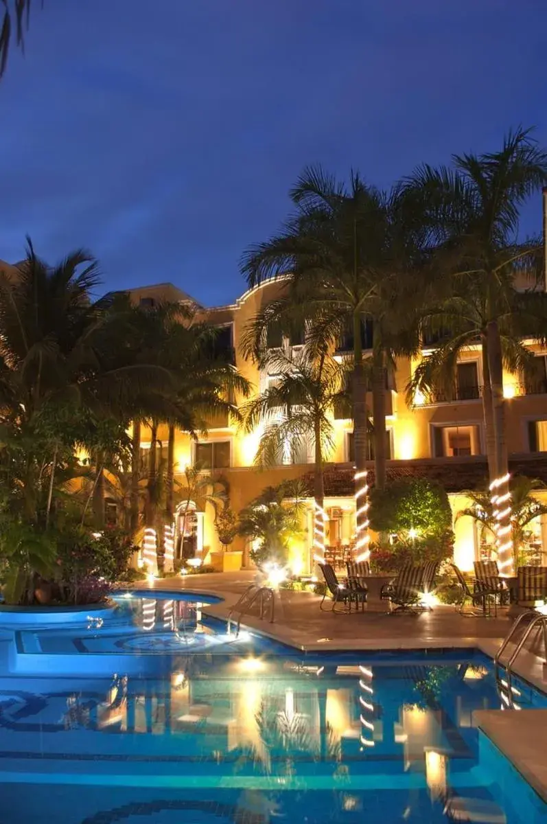 Property building, Swimming Pool in Hotel Hacienda Real