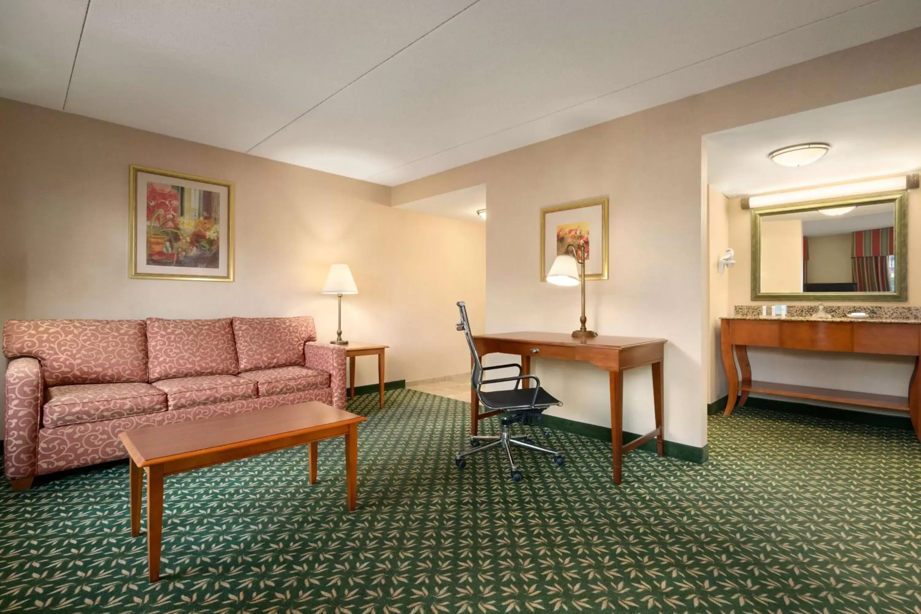 Bed, Seating Area in Hampton Inn & Suites Williamsburg-Central