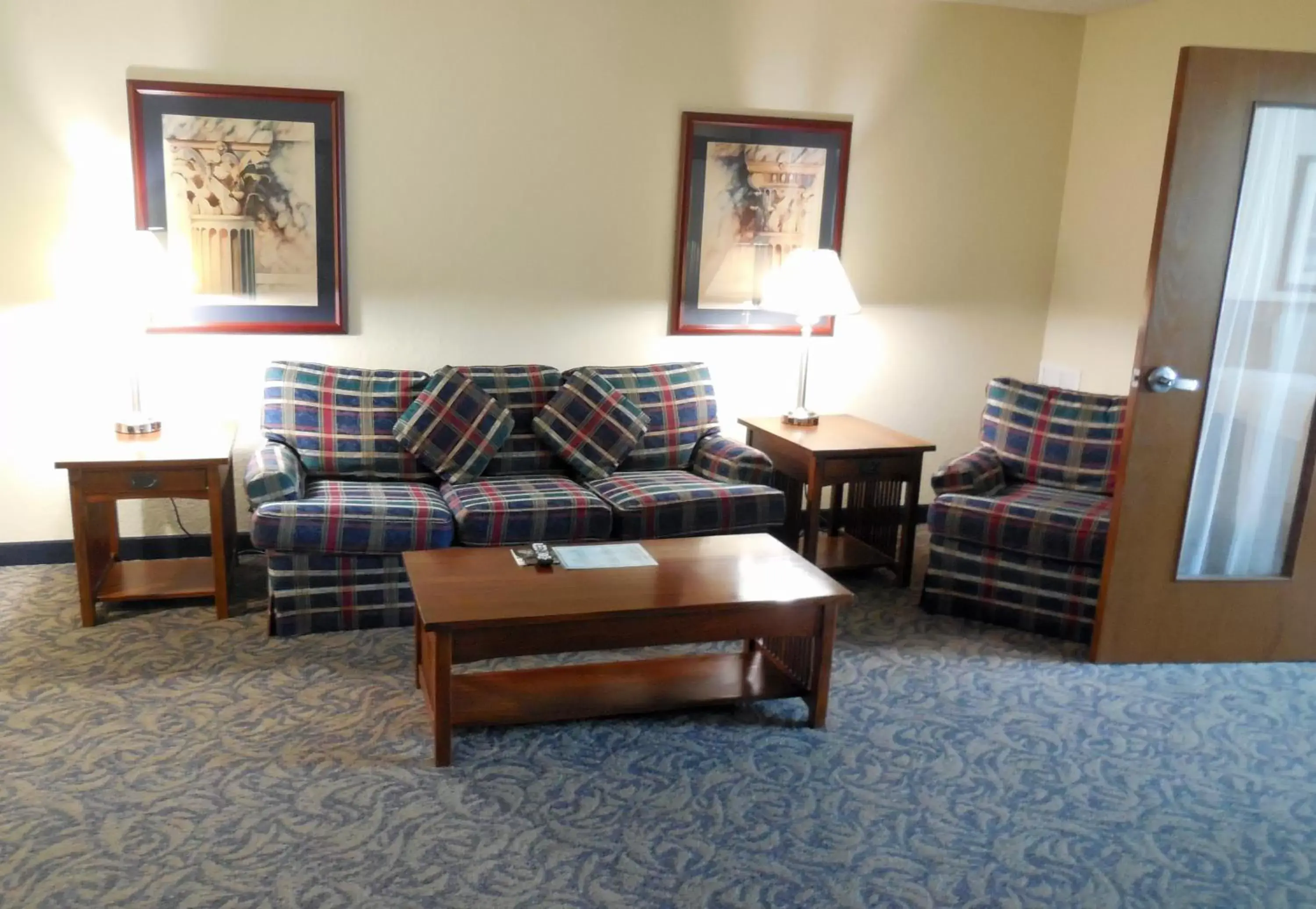 Deluxe King Suite - Non-Smoking in Baymont by Wyndham Des Moines Airport