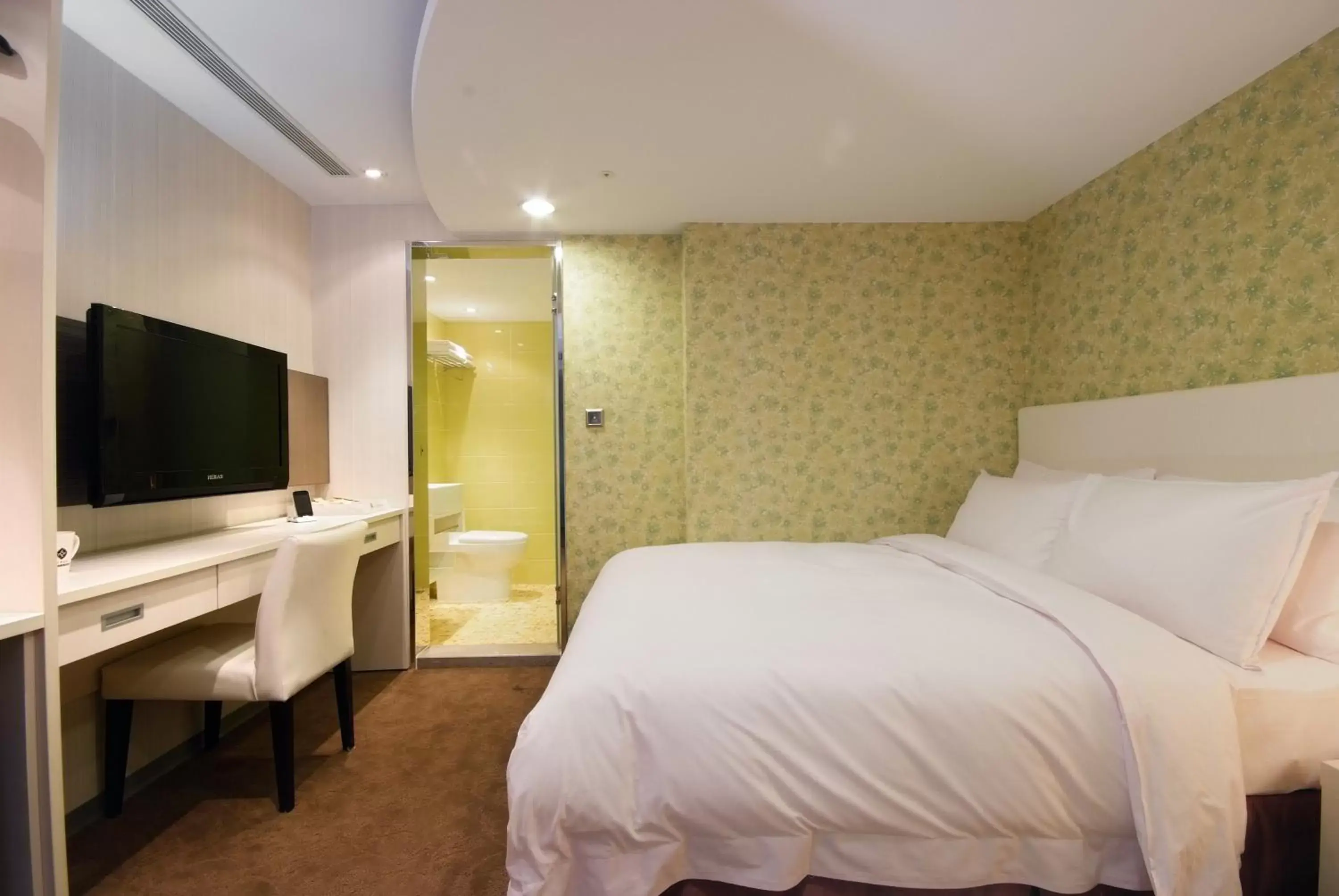 Photo of the whole room, Bed in Hotel Leisure 台中輕行旅 Photo of the whole room, Bed in Hotel Leisure 台中輕行旅