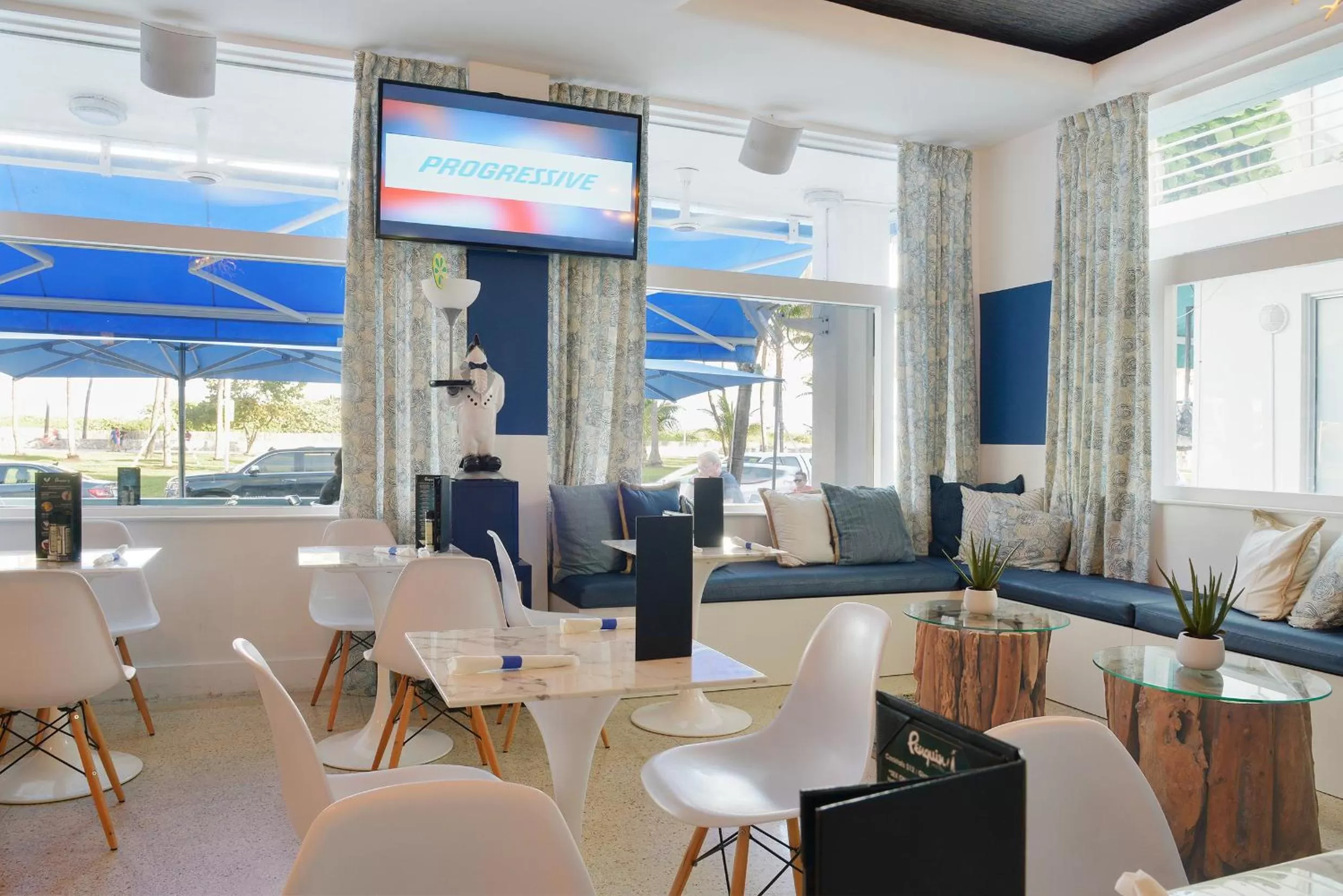 Restaurant/places to eat in Penguin Hotel