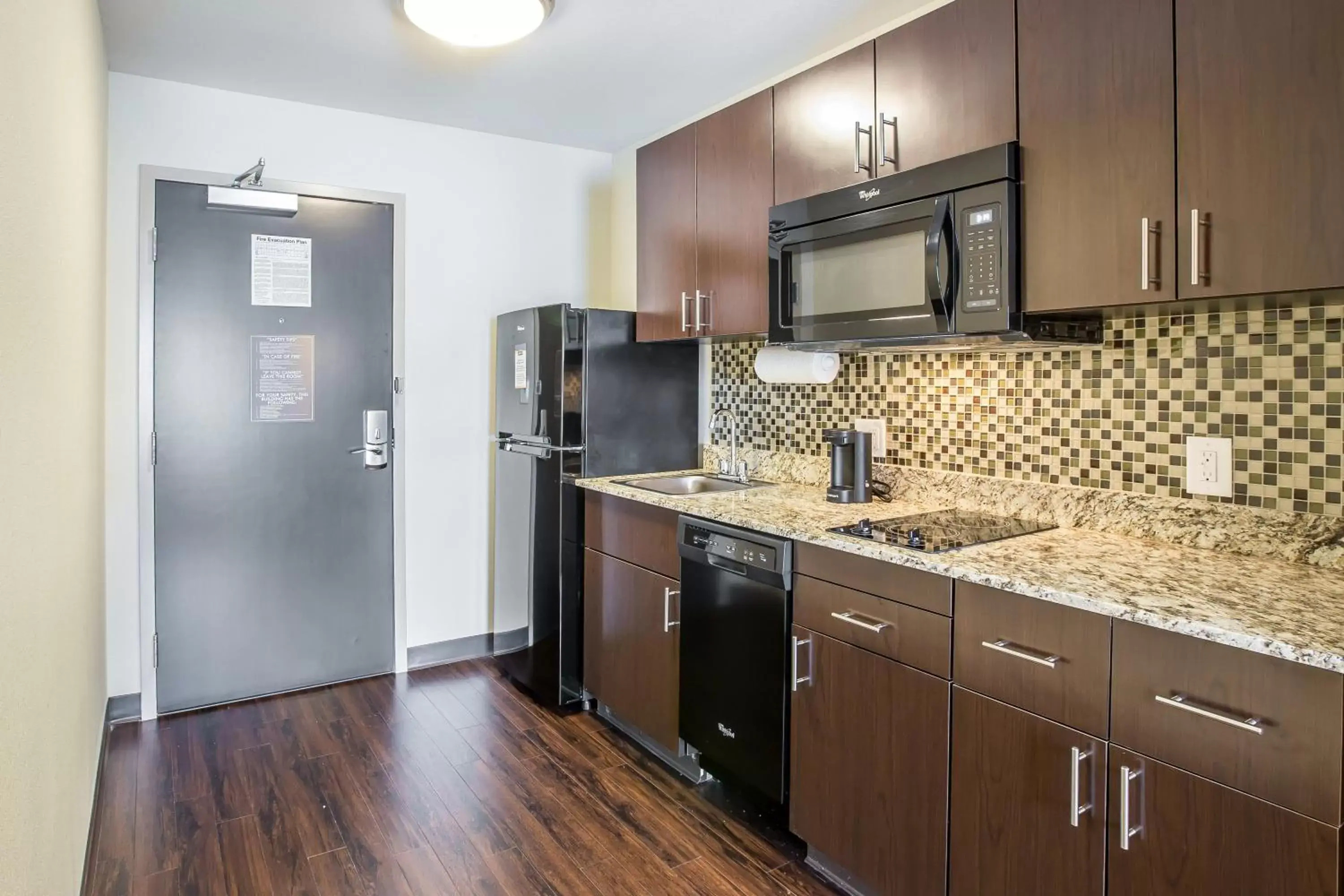 Kitchen or kitchenette, Kitchen/Kitchenette in MainStay Suites Cartersville