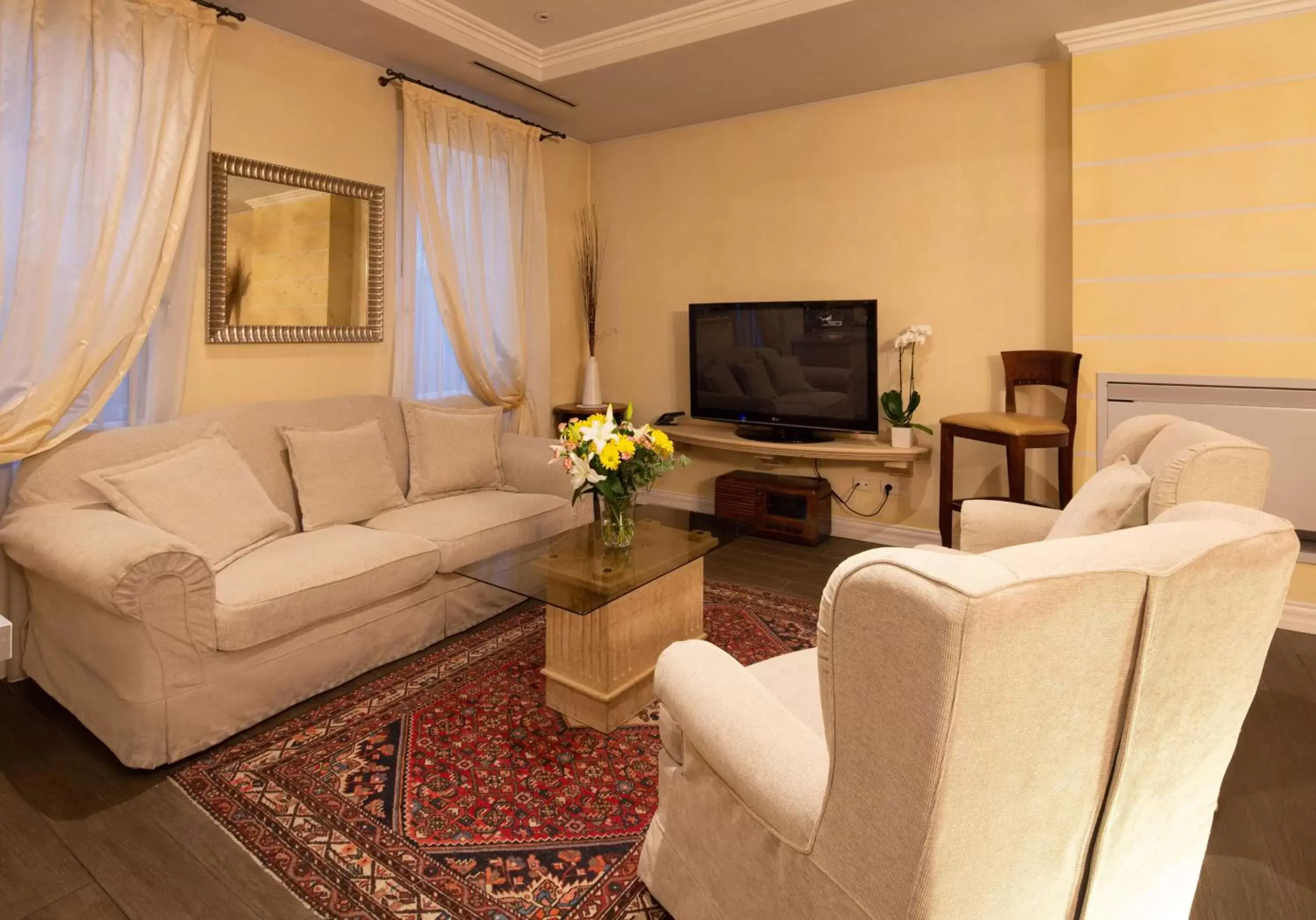 Communal lounge/ TV room, Seating Area in Hotel Patavium