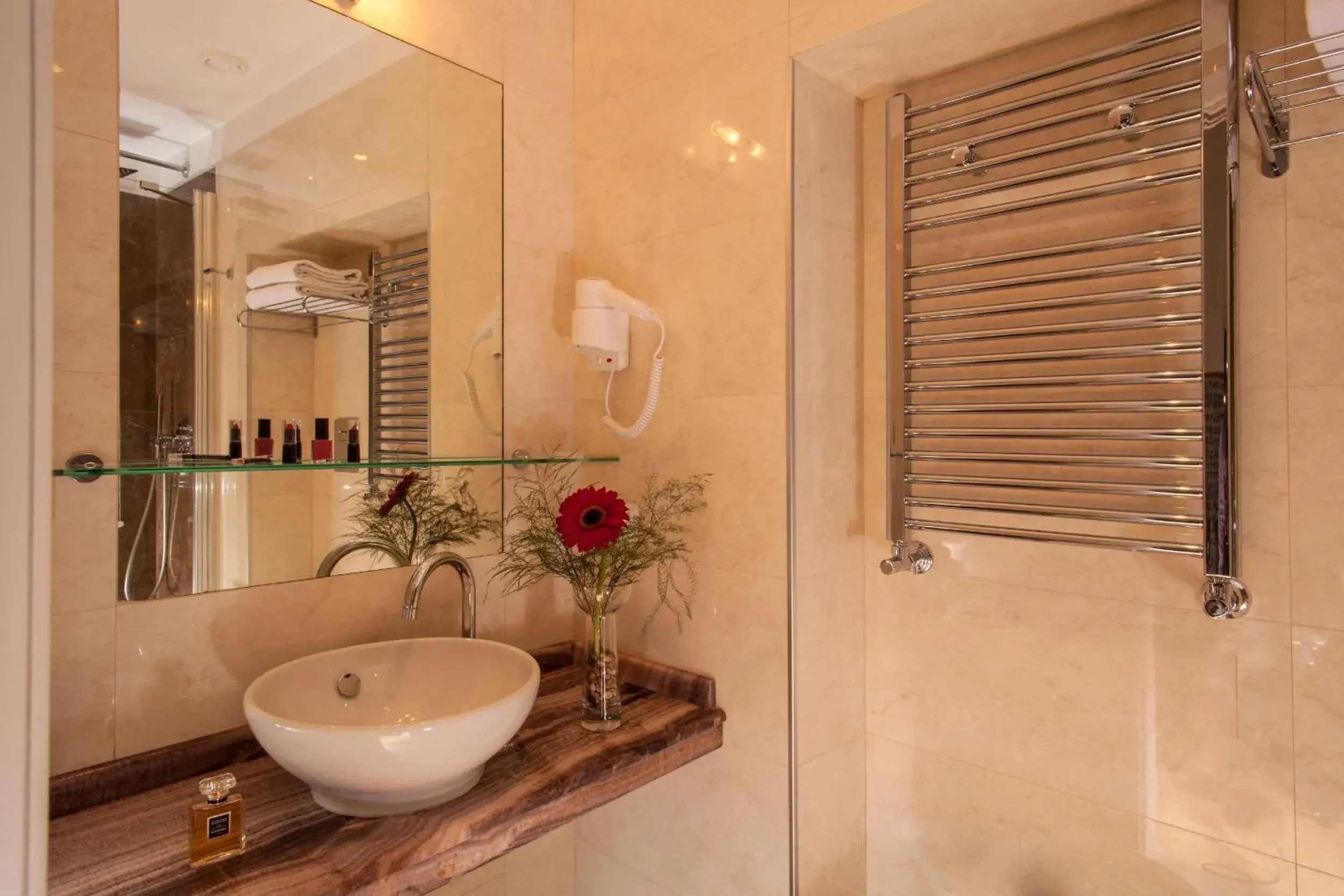 Bathroom in Floris Hotel
