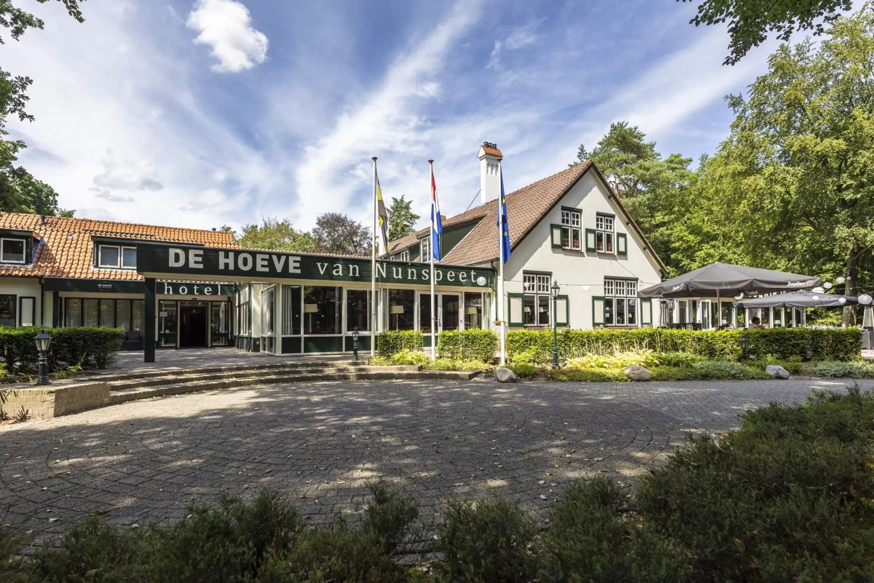 Facade/entrance, Property Building in Hotel de Hoeve van Nunspeet