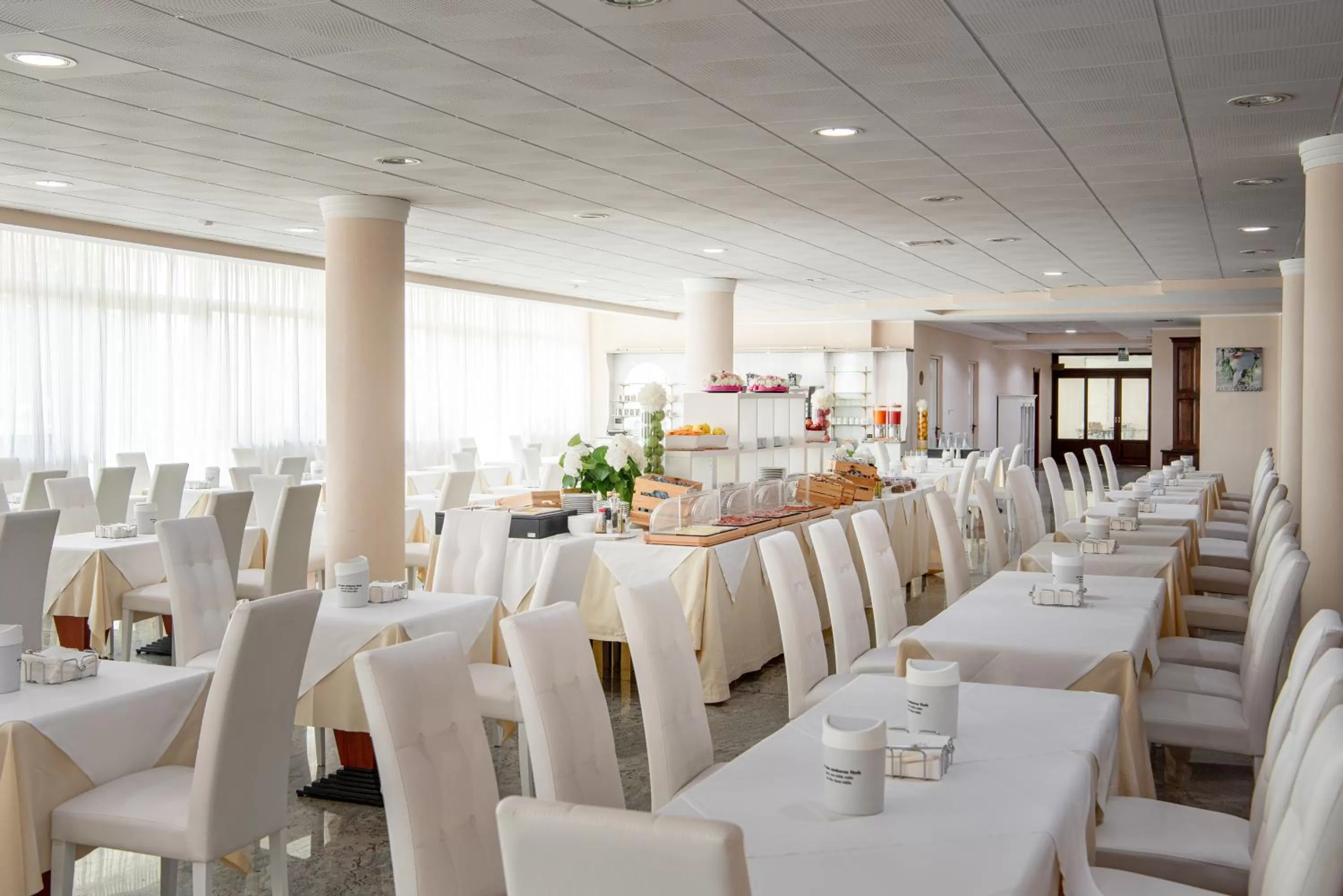 Restaurant/places to eat in Rivoli Hotel