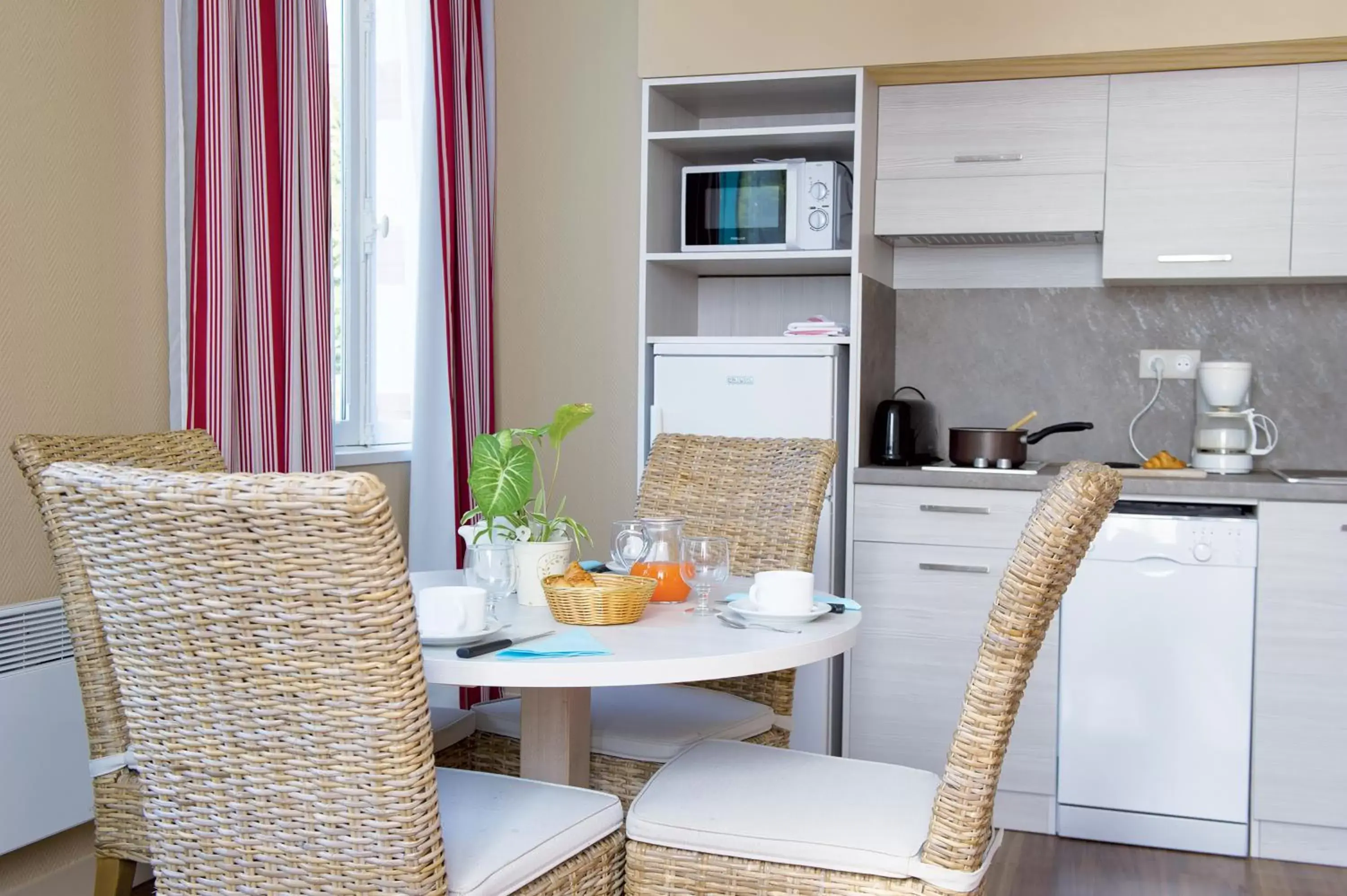 Kitchen or kitchenette, Dining Area in Résidence de Tourisme Vacances Bleues Villa Regina