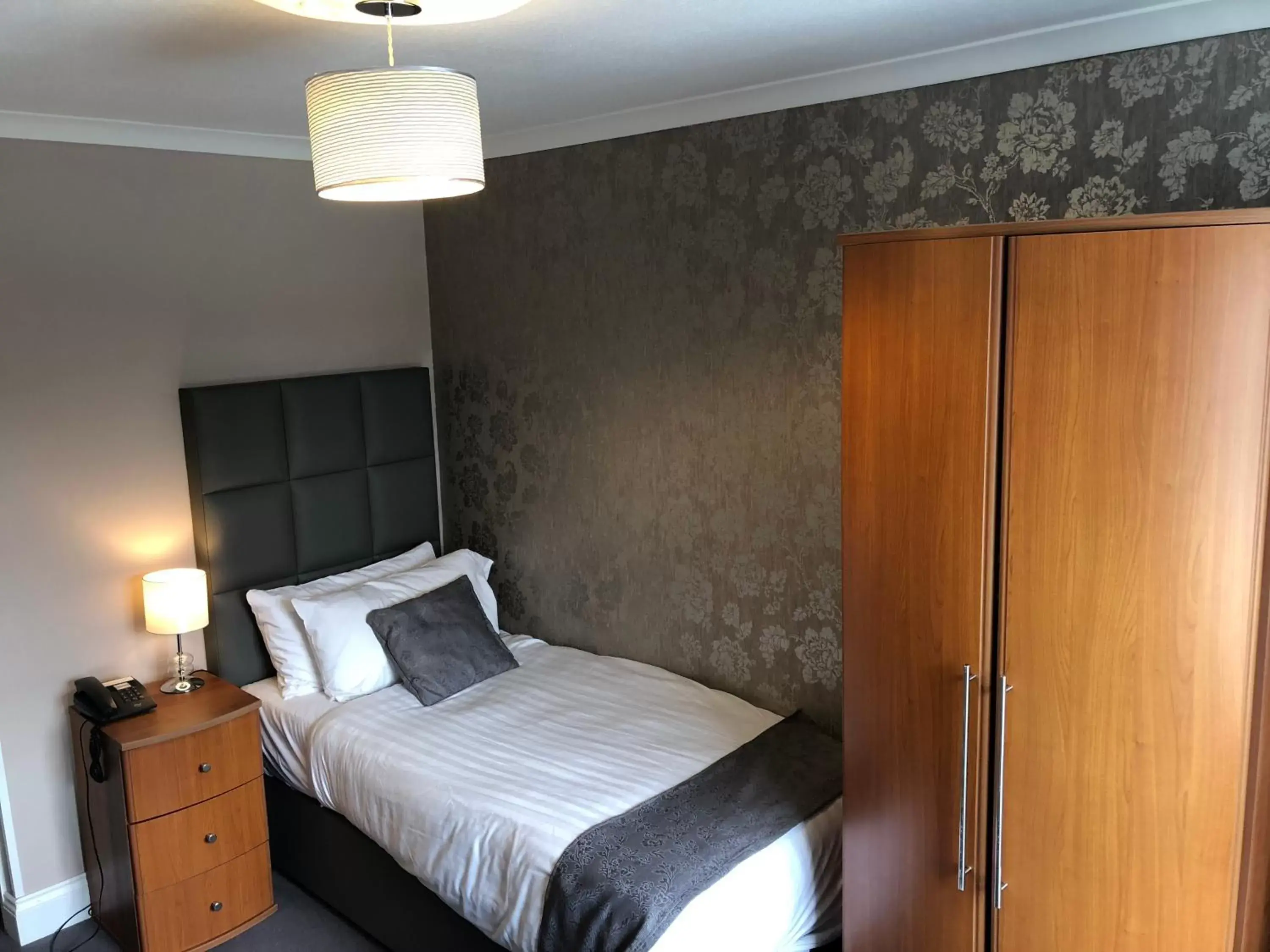 Standard Single Room in Elfordleigh Hotel