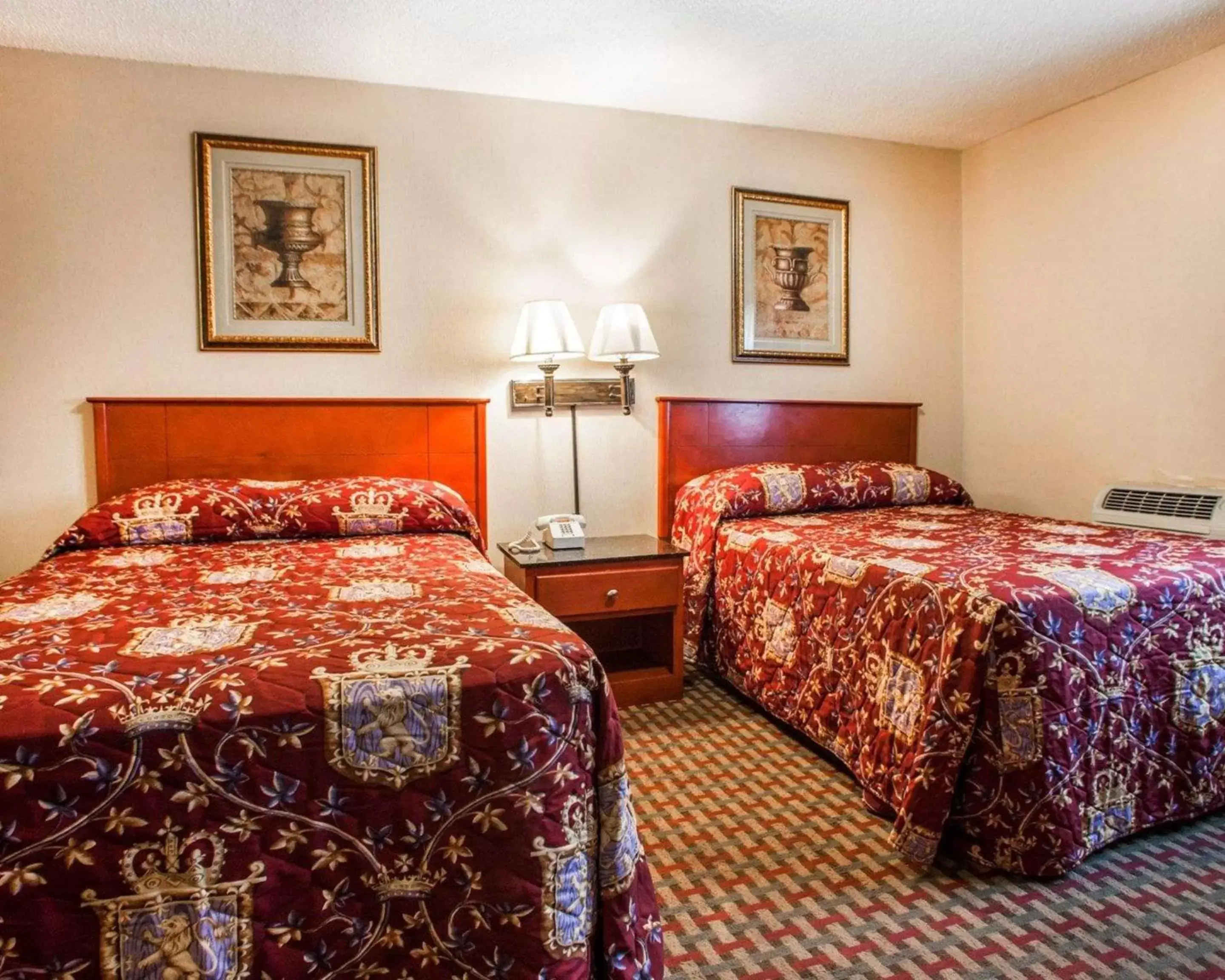 Photo of the whole room, Bed in Rodeway Inn Paterson New Jersey