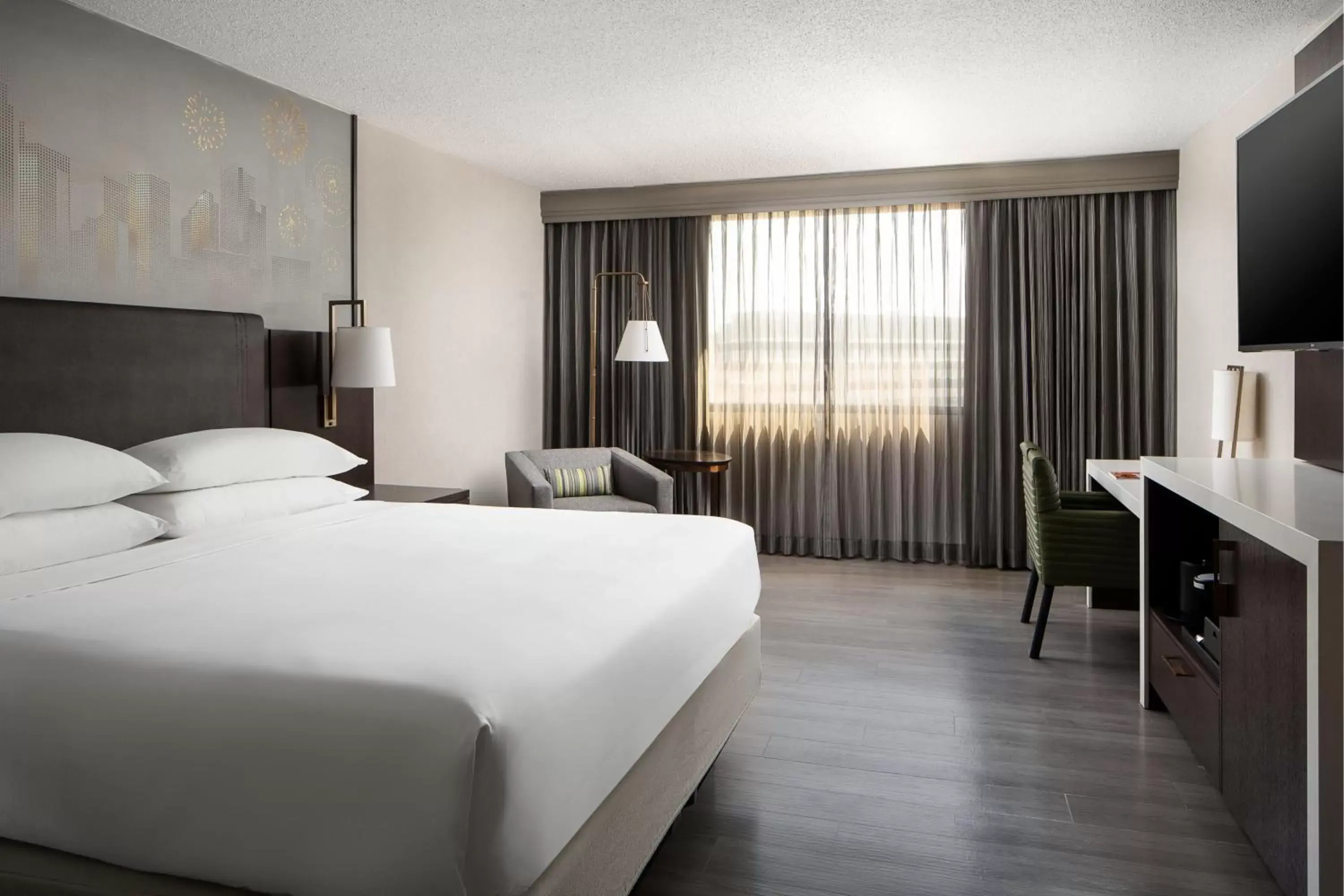 Photo of the whole room, Bed in Dallas-Addison Marriott Quorum by the Galleria
