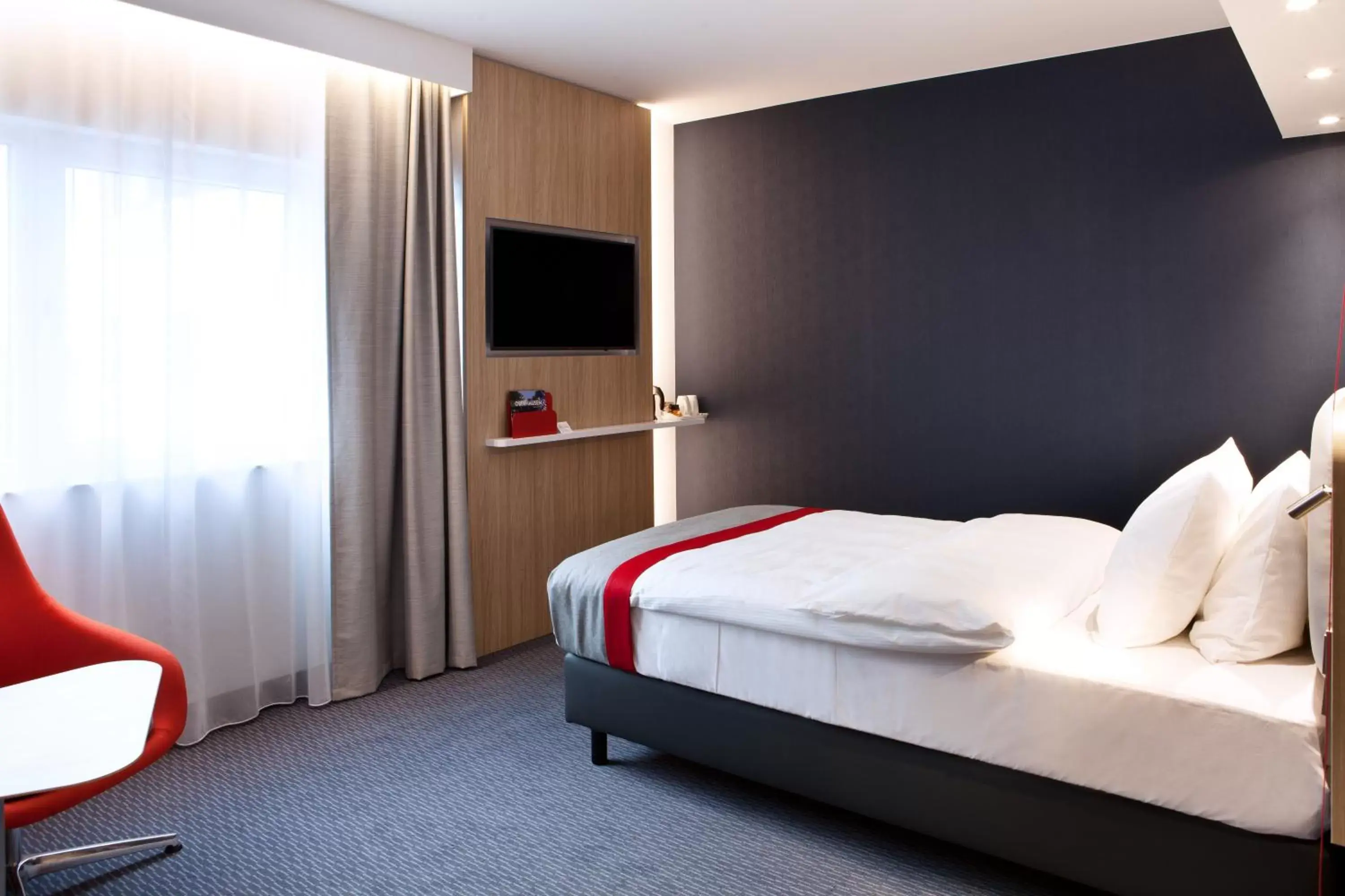 TV and multimedia, Bed in Holiday Inn Express - Sindelfingen, an IHG Hotel