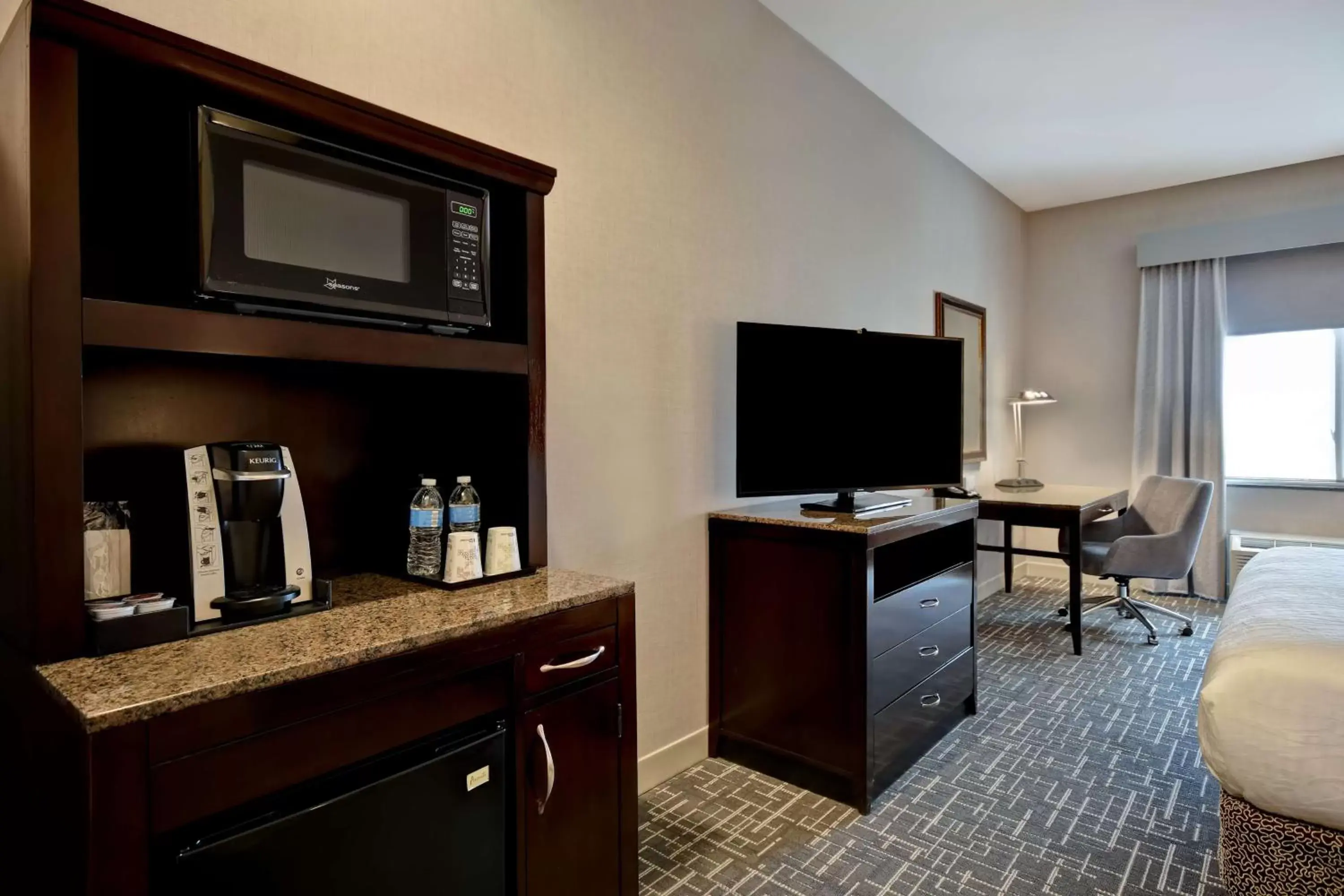 Bedroom, TV/Entertainment Center in Hilton Garden Inn Twin Falls