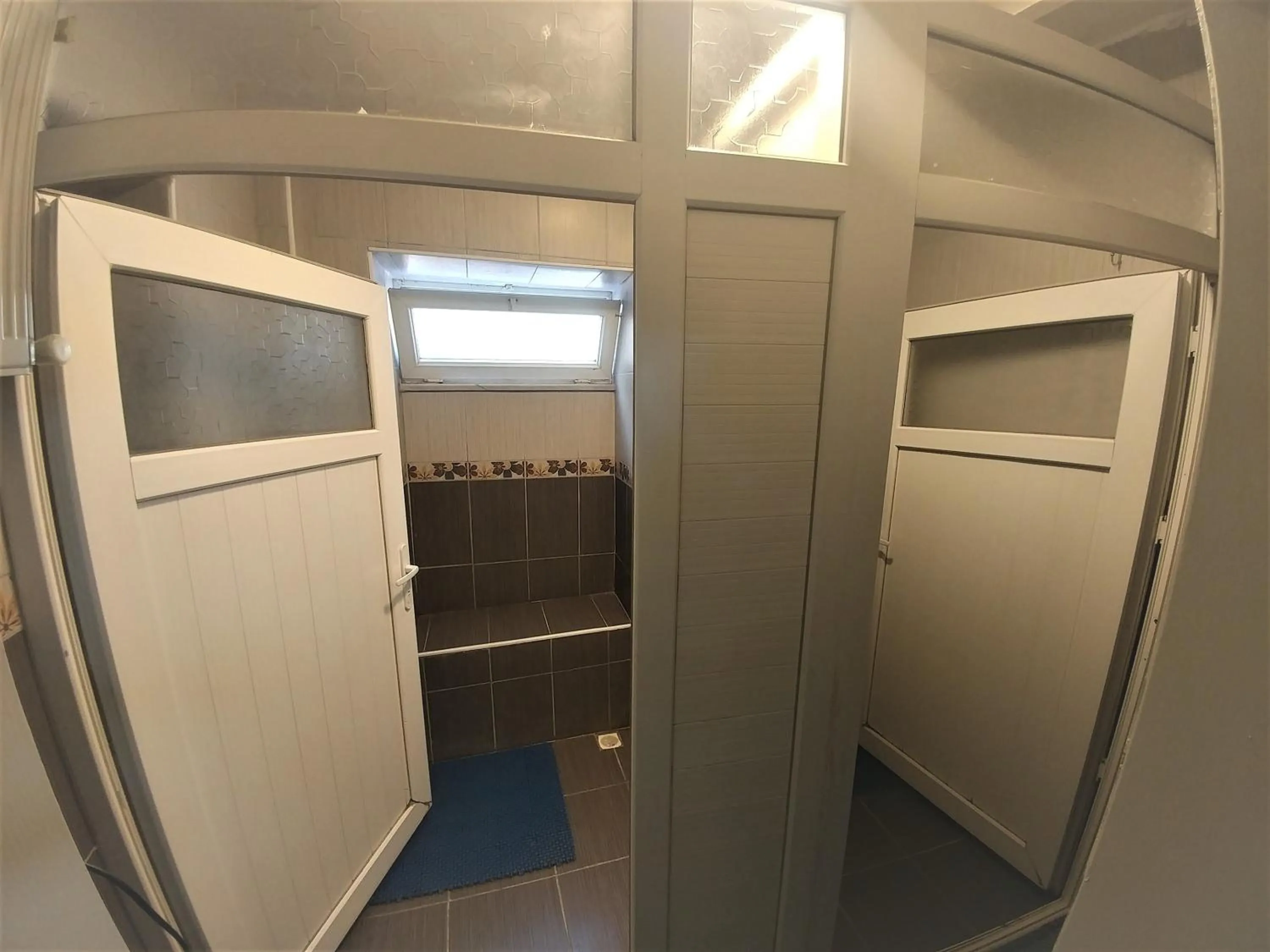 Shower in Antique Hostel