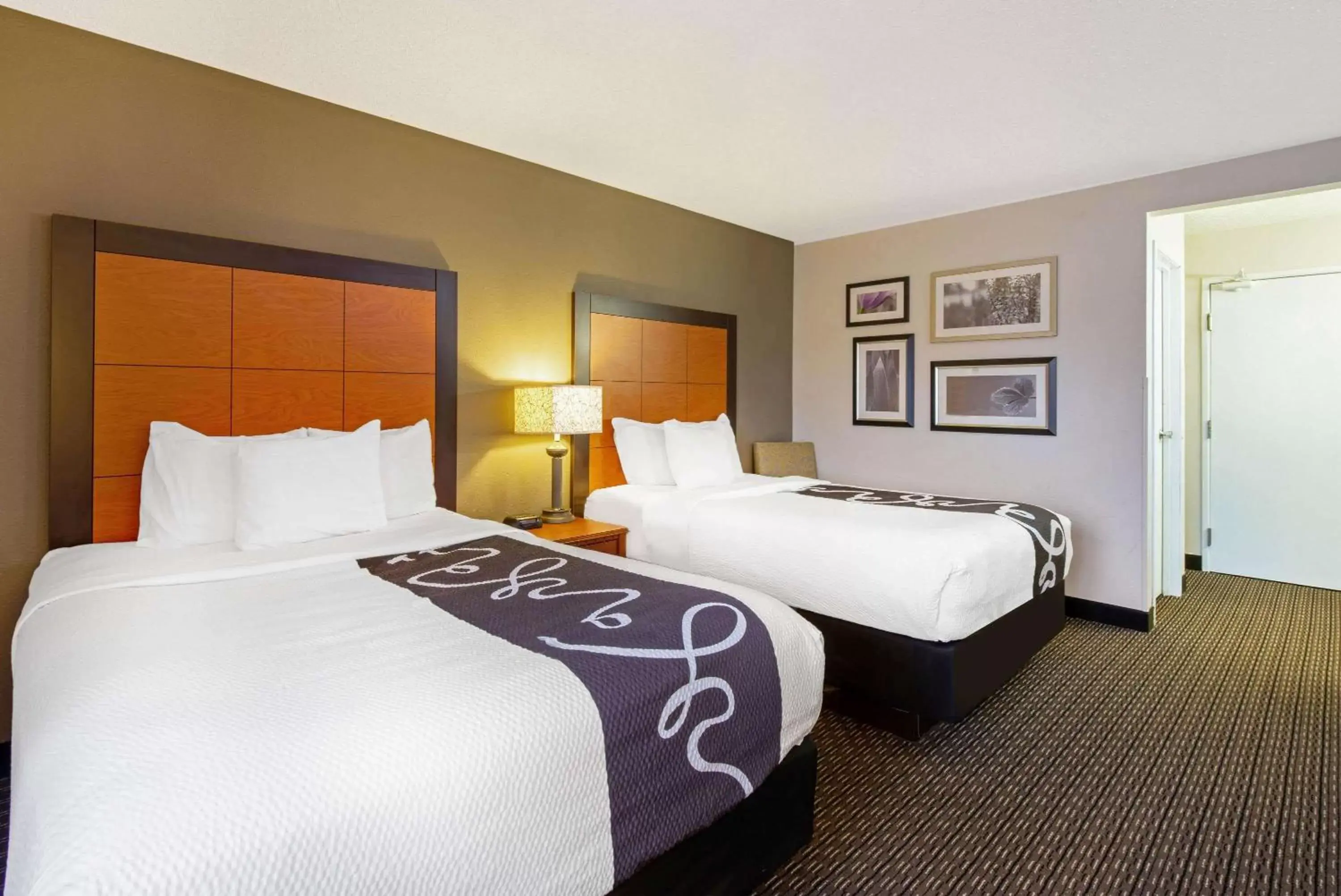 Photo of the whole room, Bed in La Quinta by Wyndham Harrisburg Airport Hershey