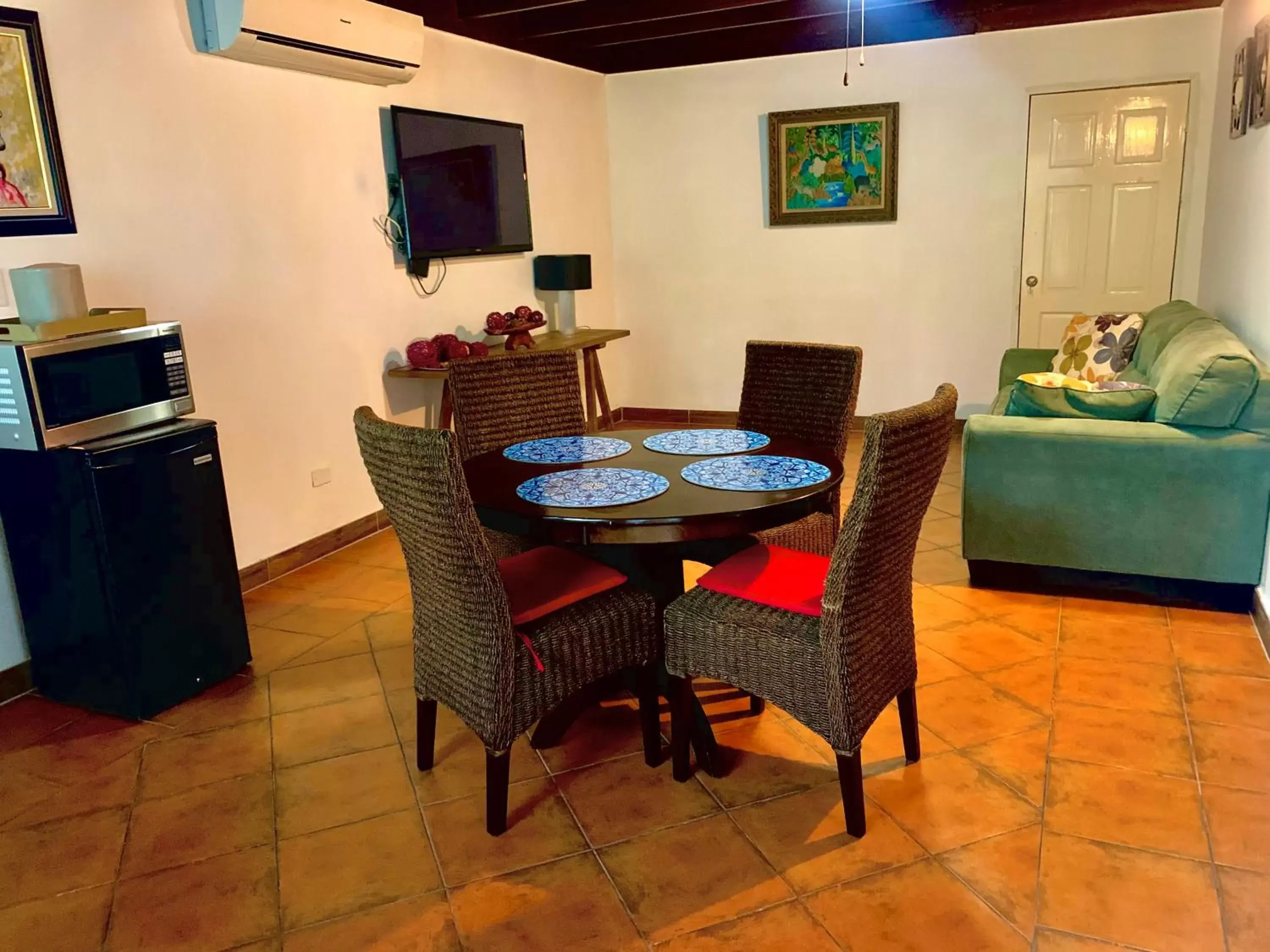 Dining Area in Altamont West Hotel