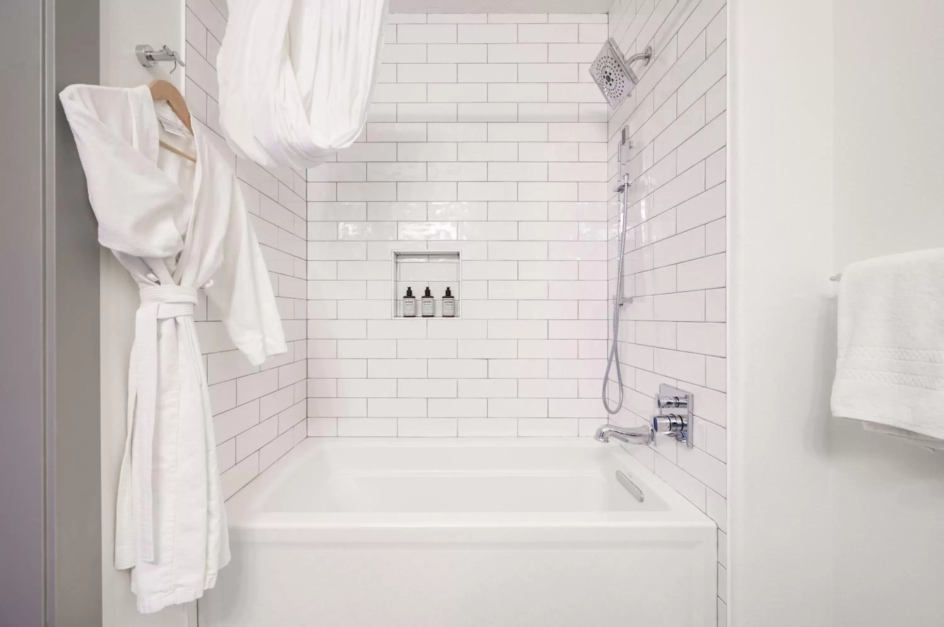 Shower, Bathroom in The Setting Inn Willamette Valley