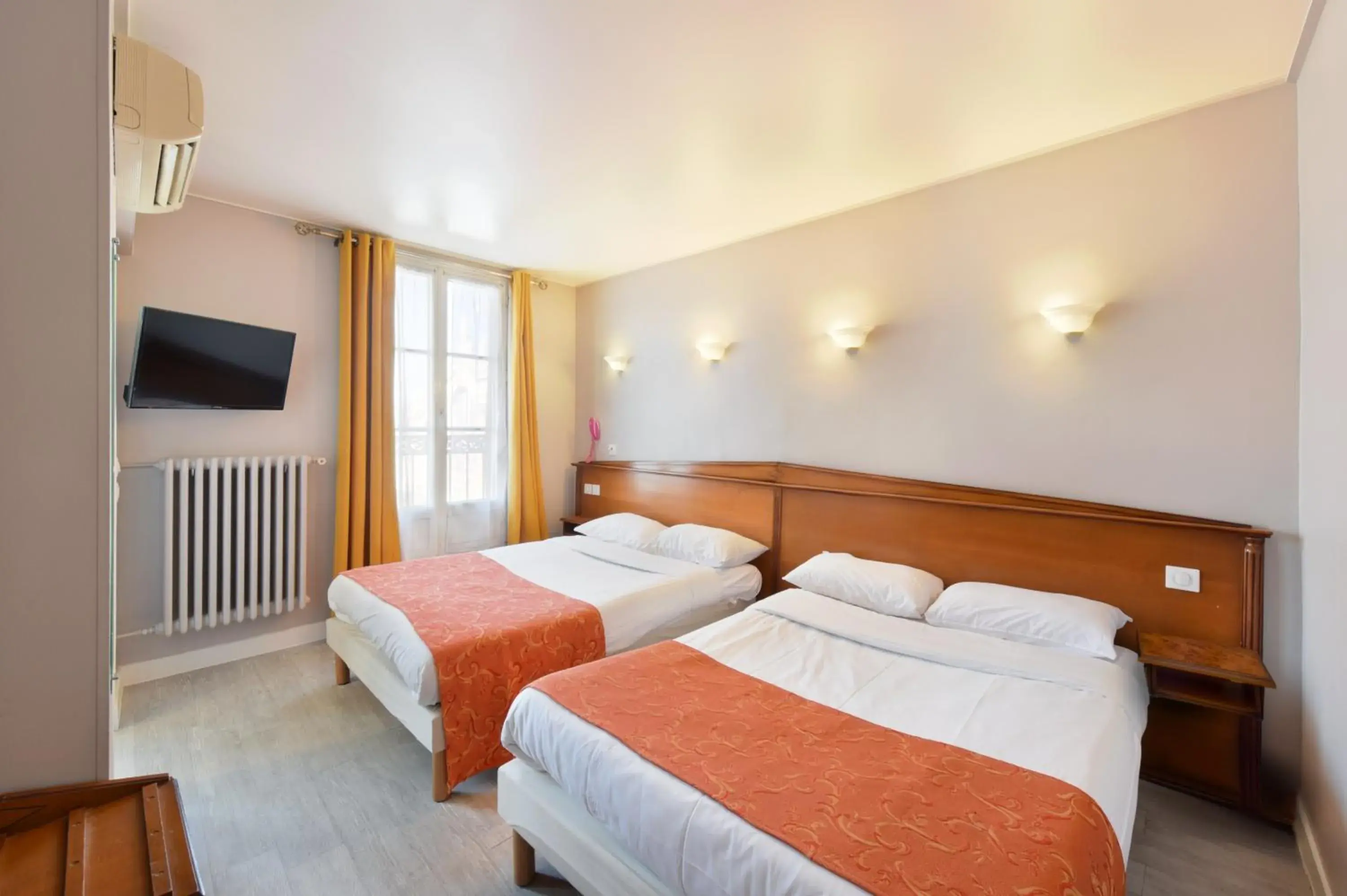 Photo of the whole room, Bed in New Hôtel Gare Du Nord