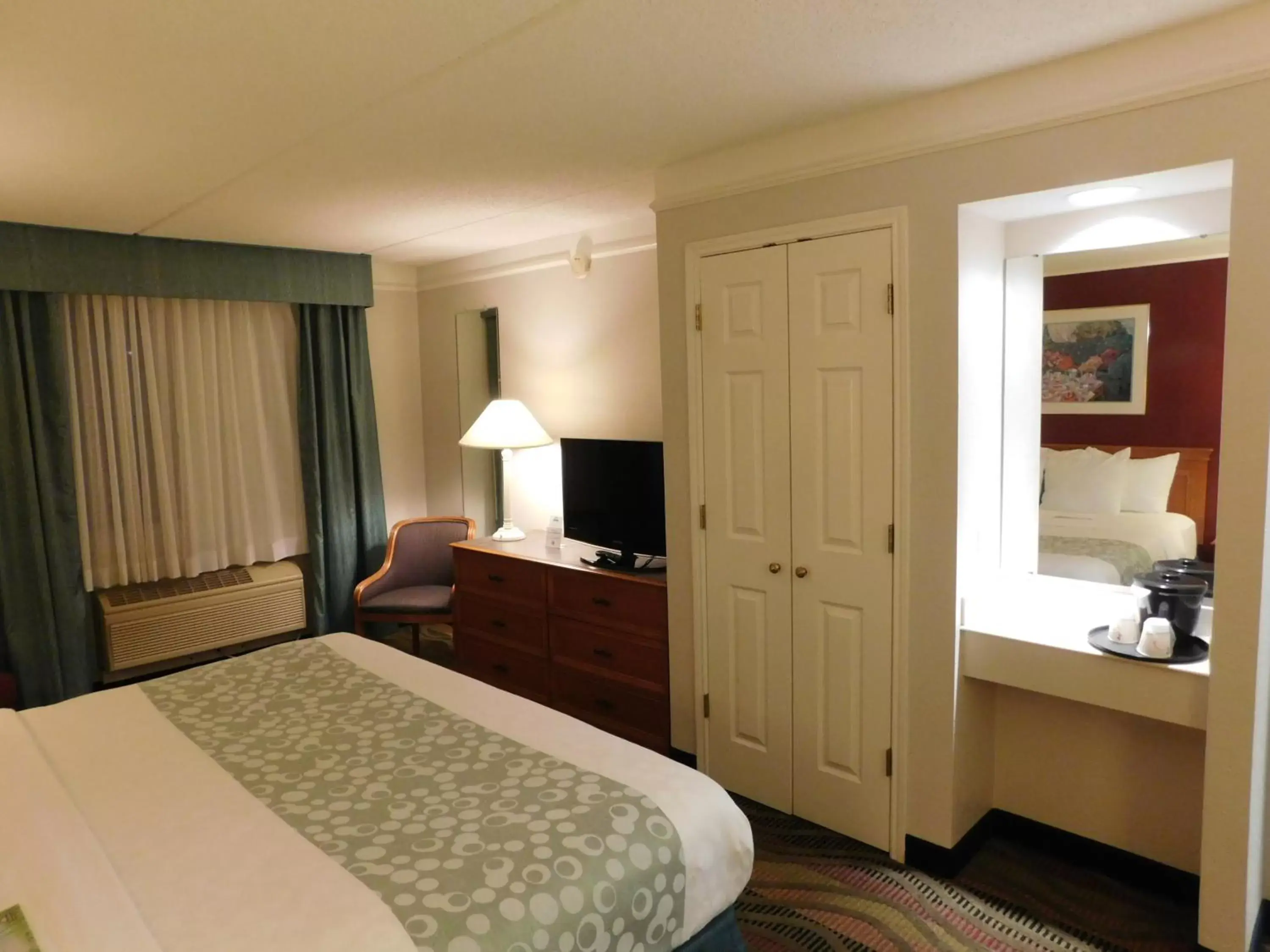Bedroom, Bed in Days Inn & Suites by Wyndham Arlington Heights