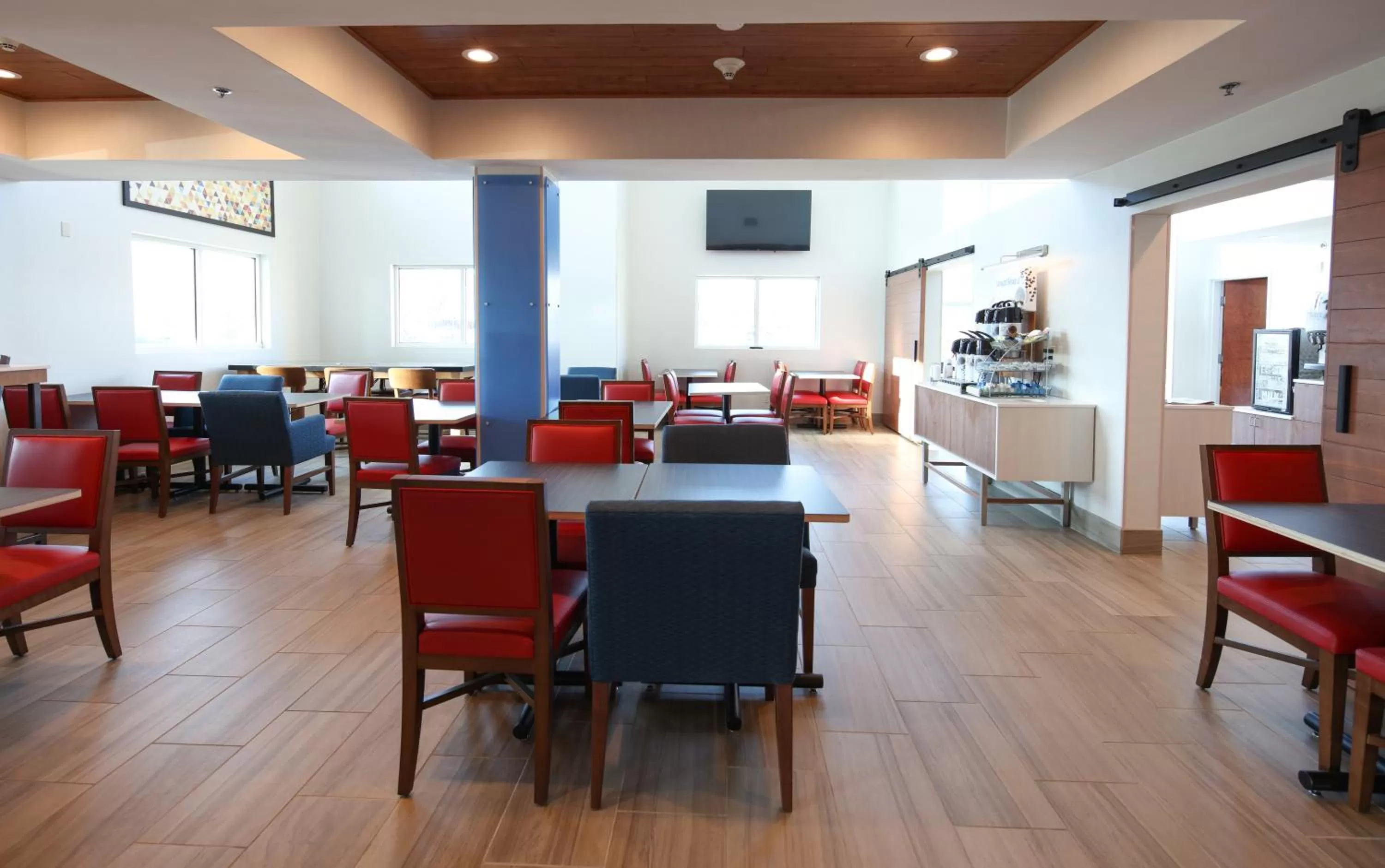 Breakfast in Holiday Inn Express Hotel & Suites Cincinnati Southeast Newport, an IHG Hotel