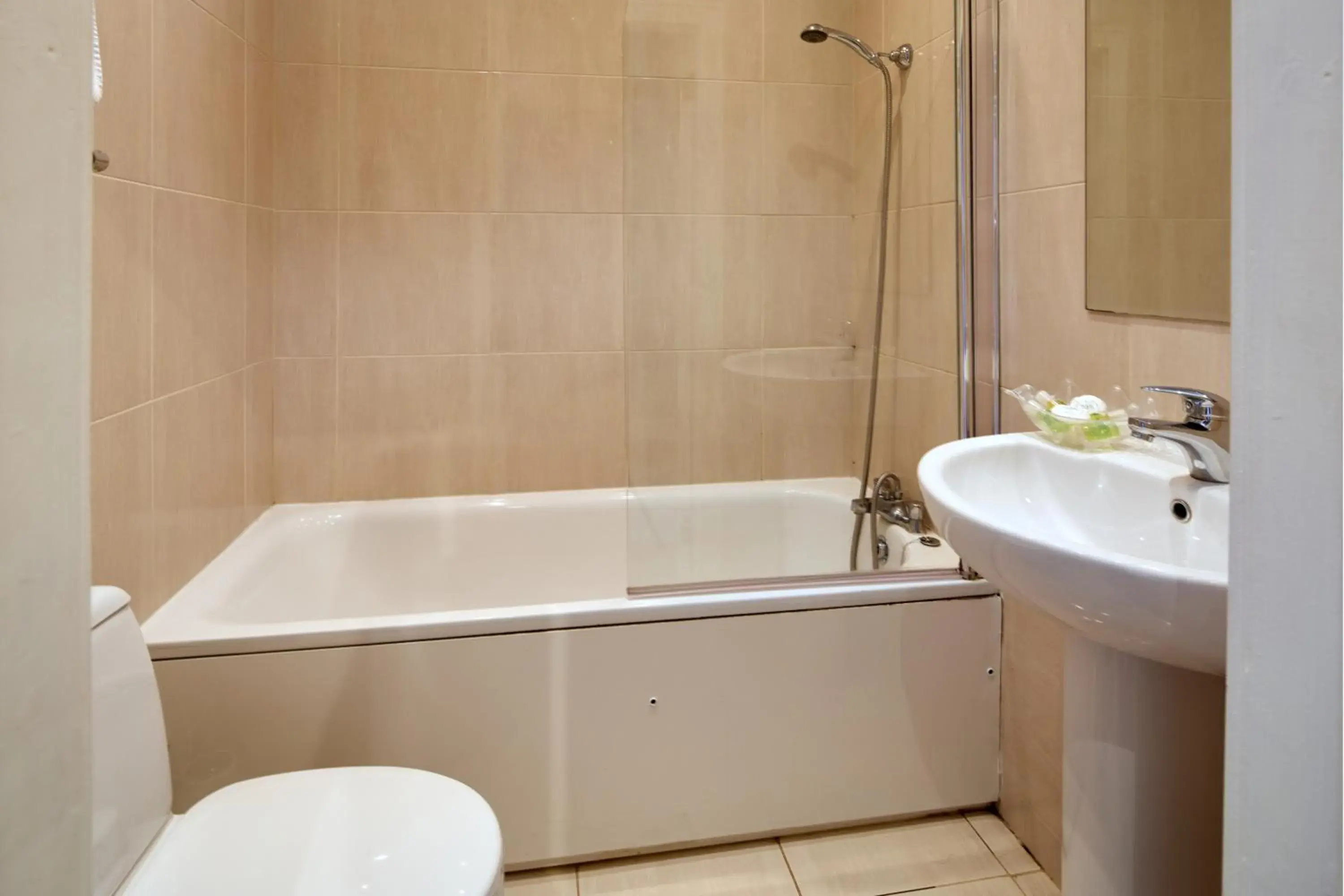 Bathroom in White Horse Farm Inn