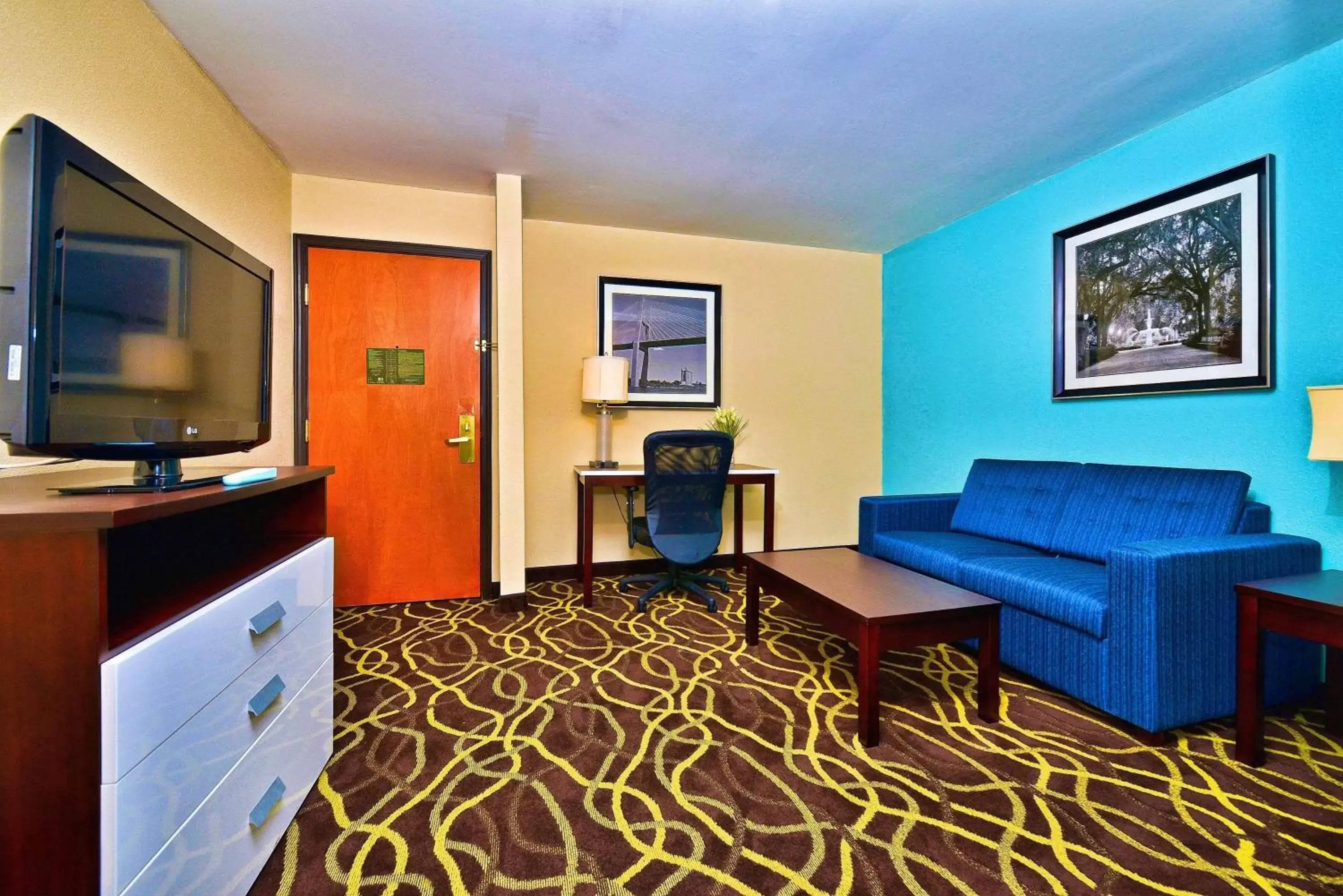 Photo of the whole room, TV/Entertainment Center in Best Western Plus Savannah Airport Inn and Suites