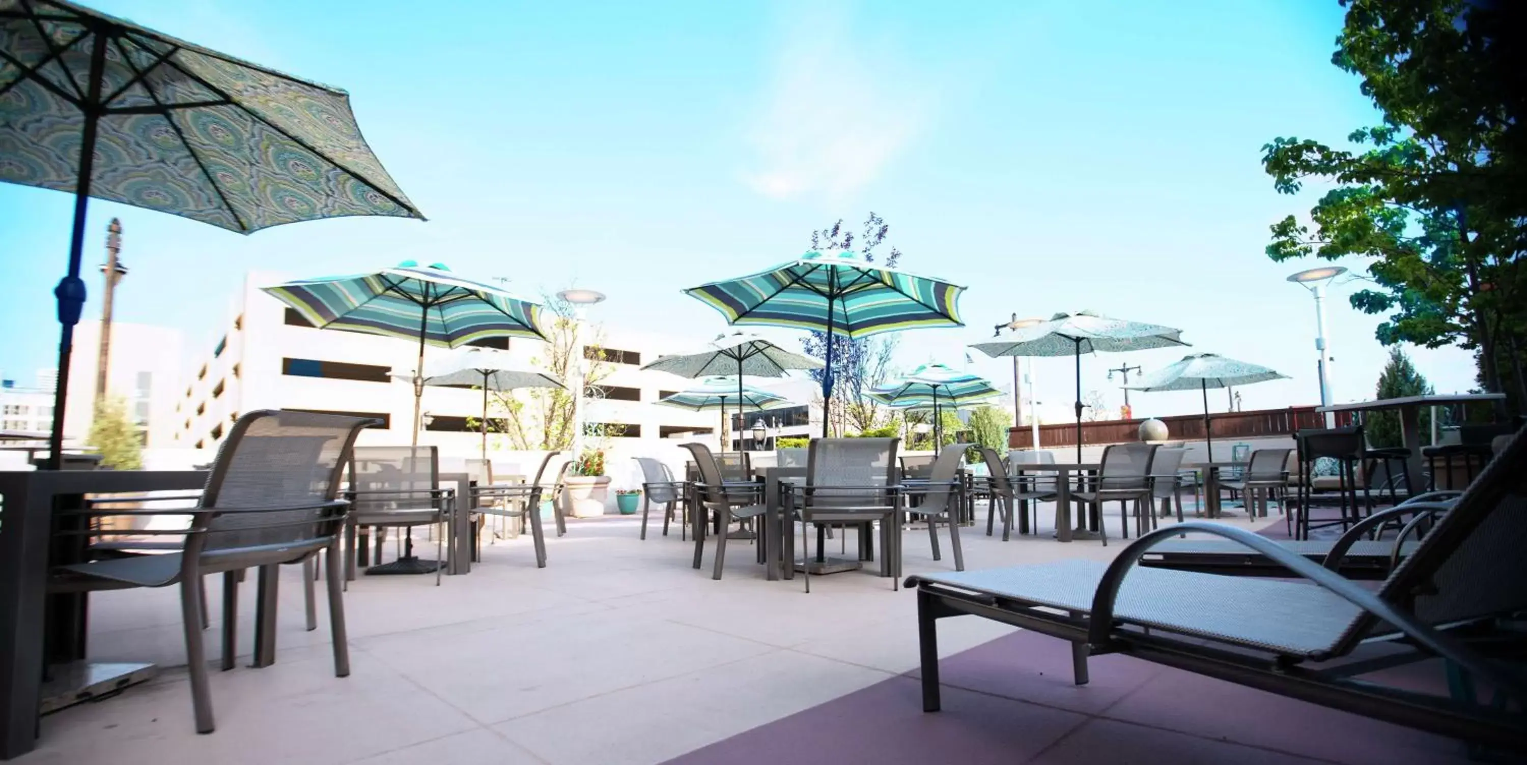 Patio, Restaurant/Places to Eat in DoubleTree by Hilton Milwaukee Downtown