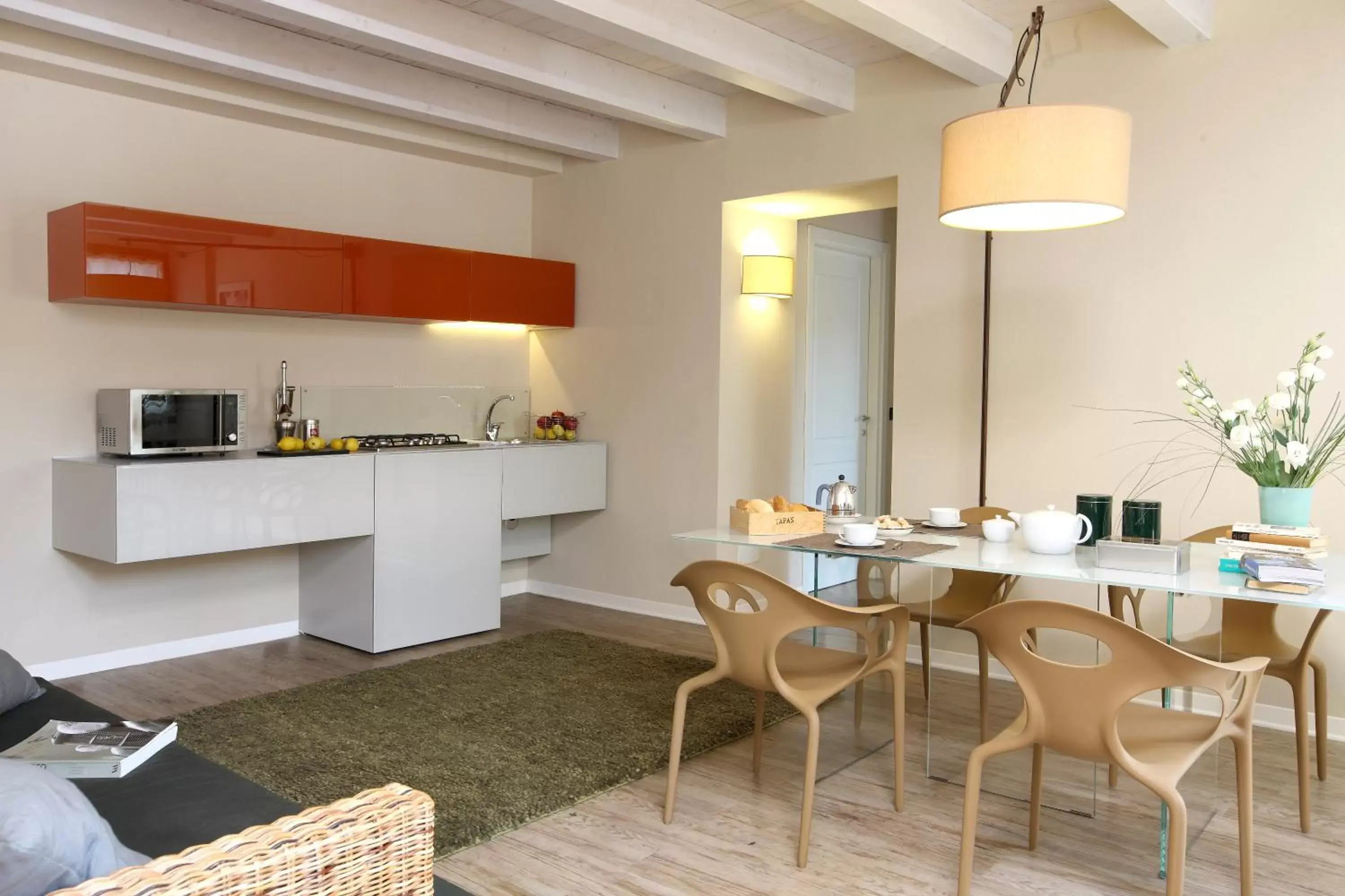 Seating area, Kitchen/Kitchenette in Corte San Luca Apartments