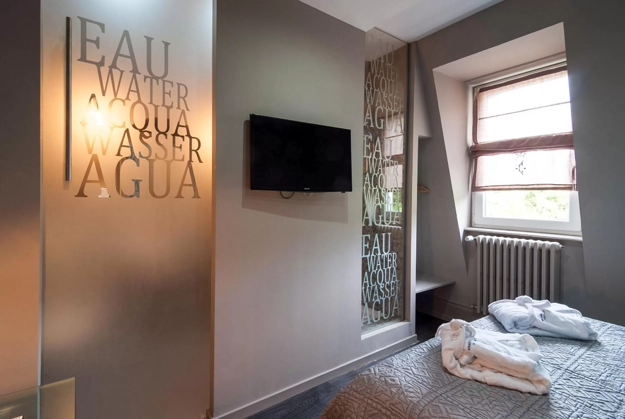 Day, TV/Entertainment Center in Peonia at Home - Maison d'hôtes d'exception