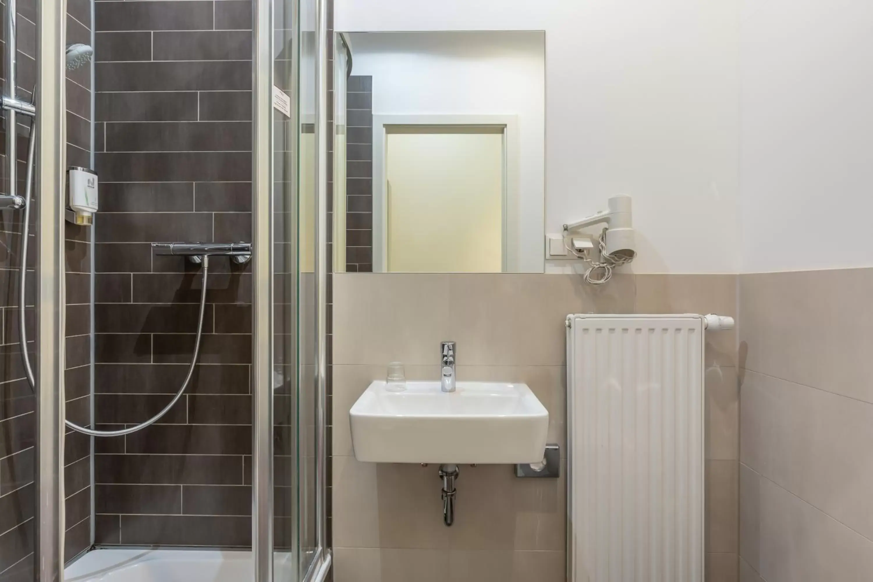 Shower, Bathroom in Novum Hotel City B Berlin Centrum