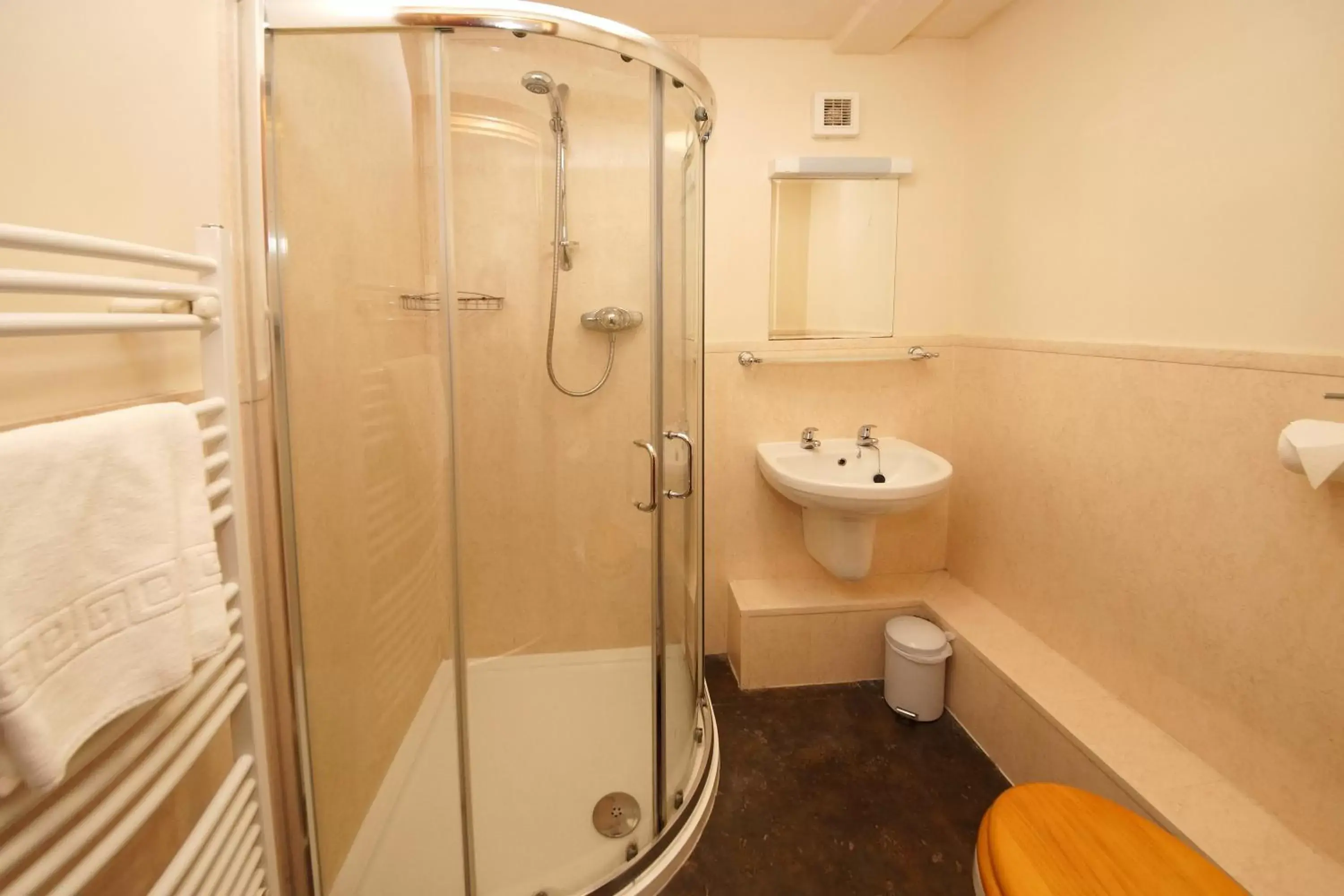 Twin Room with Private Bathroom in The Green Room Twin Room with Private Bathroom in The Green Room