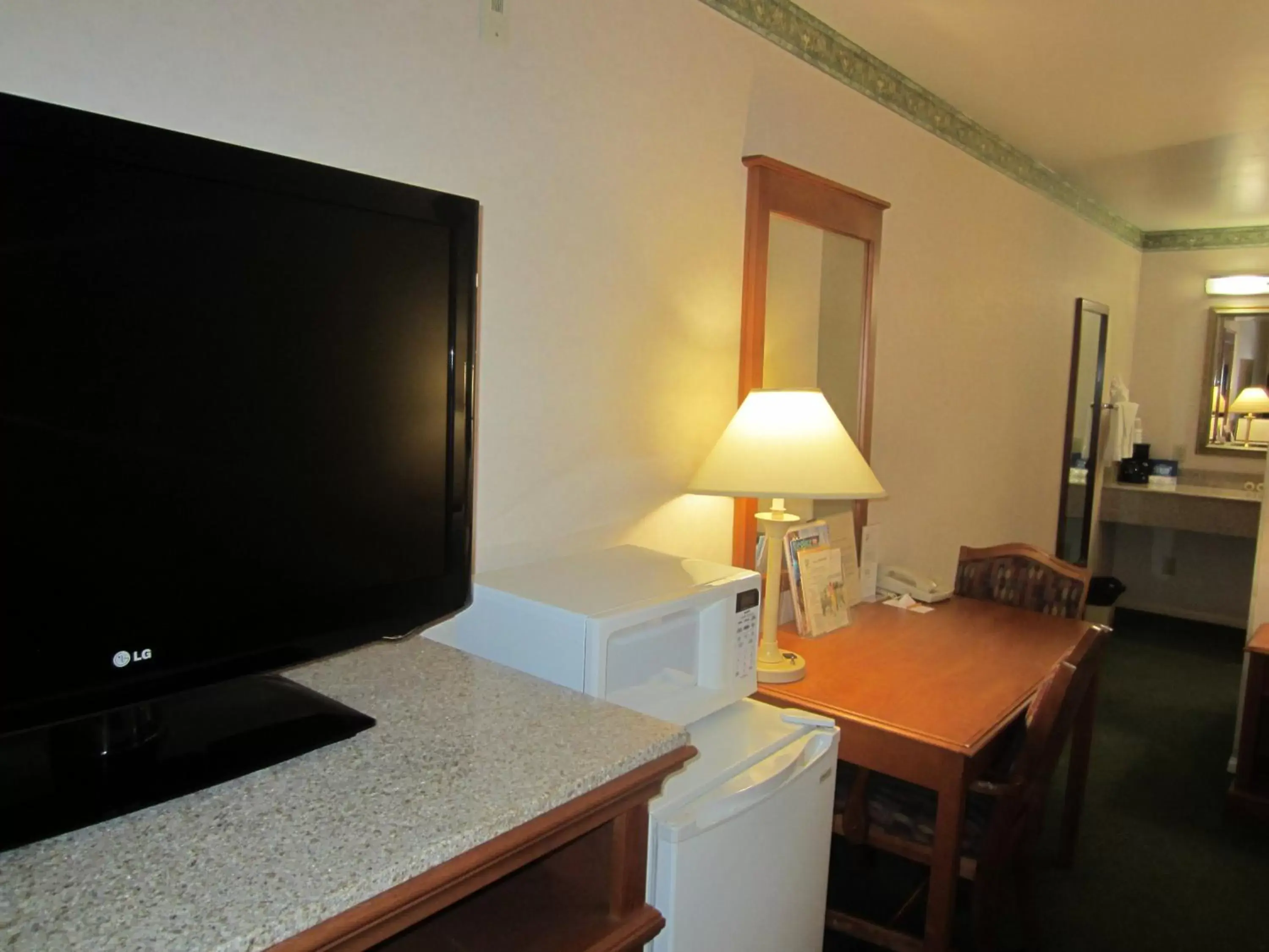 TV and multimedia, TV/Entertainment Center in Old Town Inn