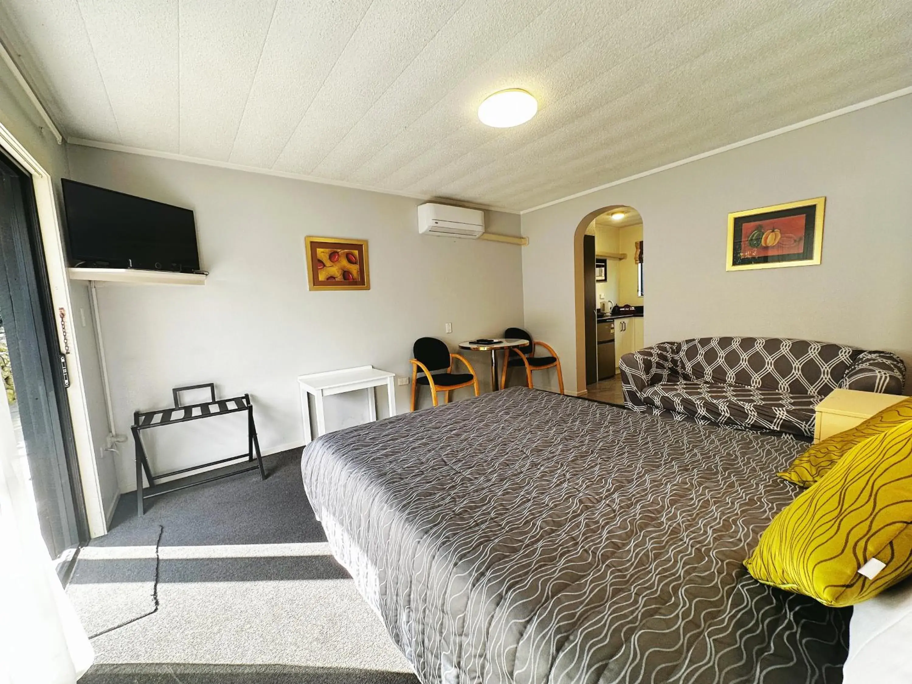 Bed in Kingswood Manor Motel