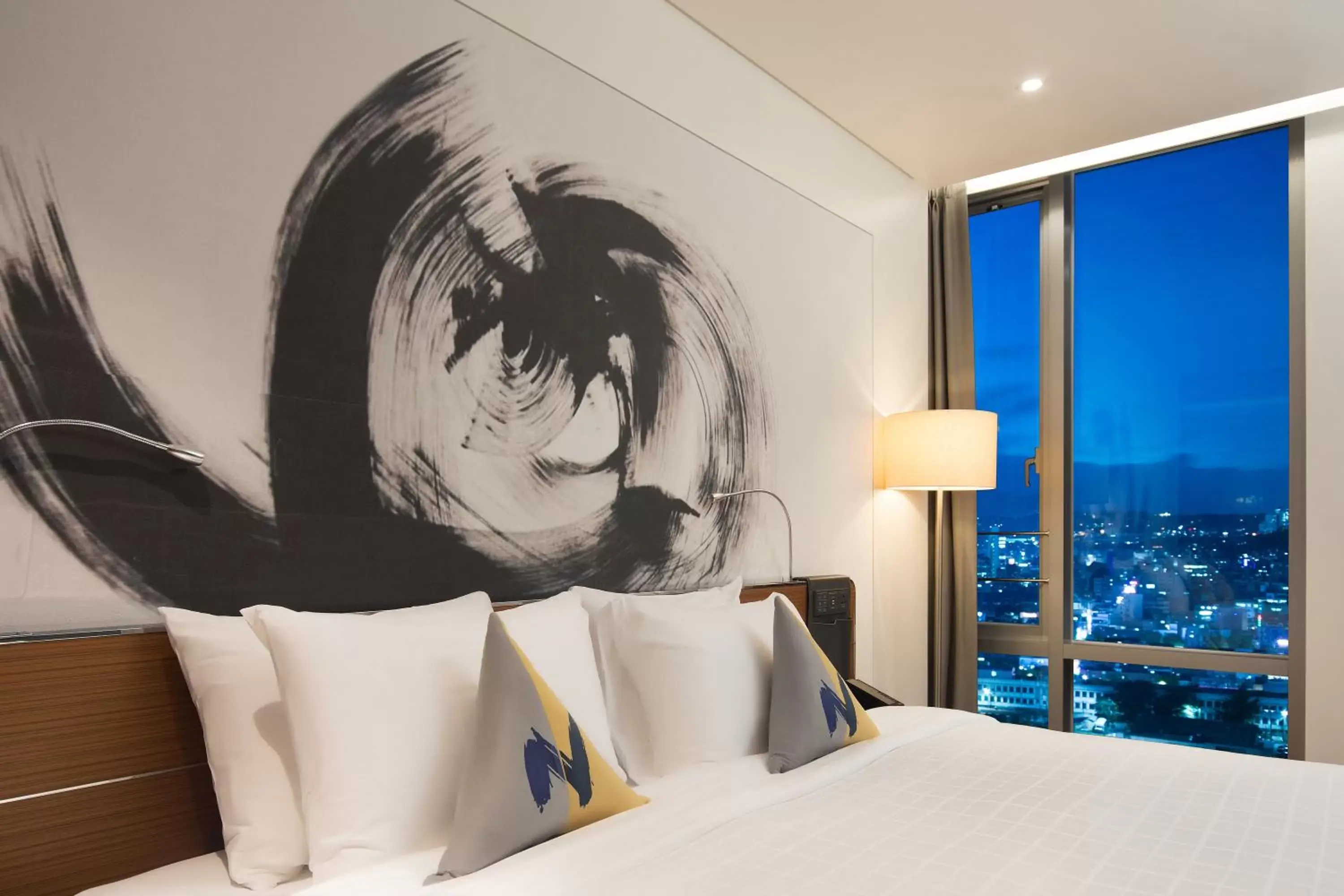Bed in Novotel Ambassador Seoul Dongdaemun Hotels & Residences