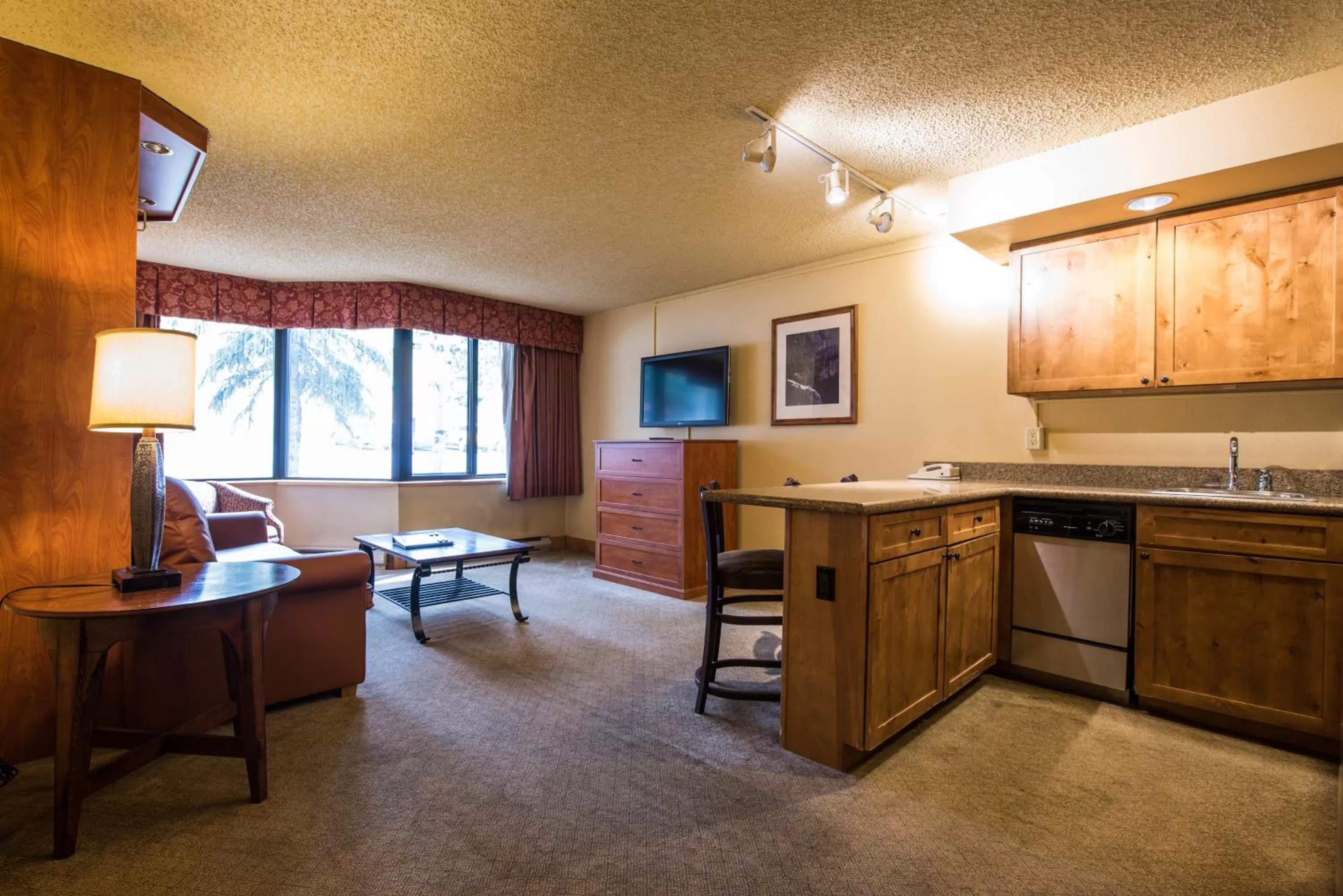 Living room, Kitchen/Kitchenette in The Grand Lodge Hotel and Suites