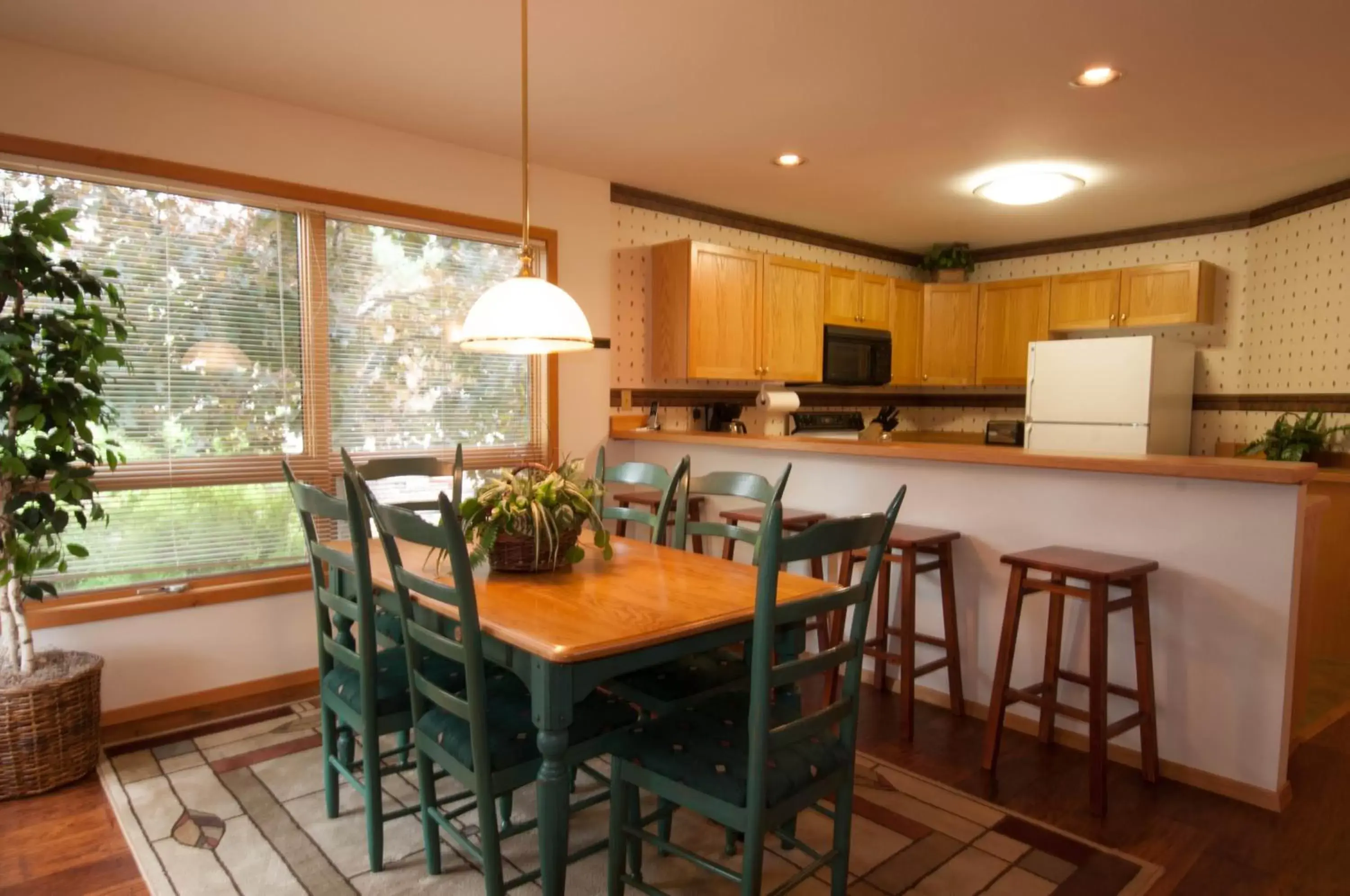 Kitchen or kitchenette, Dining Area in Meadow Lake Resort & Condos