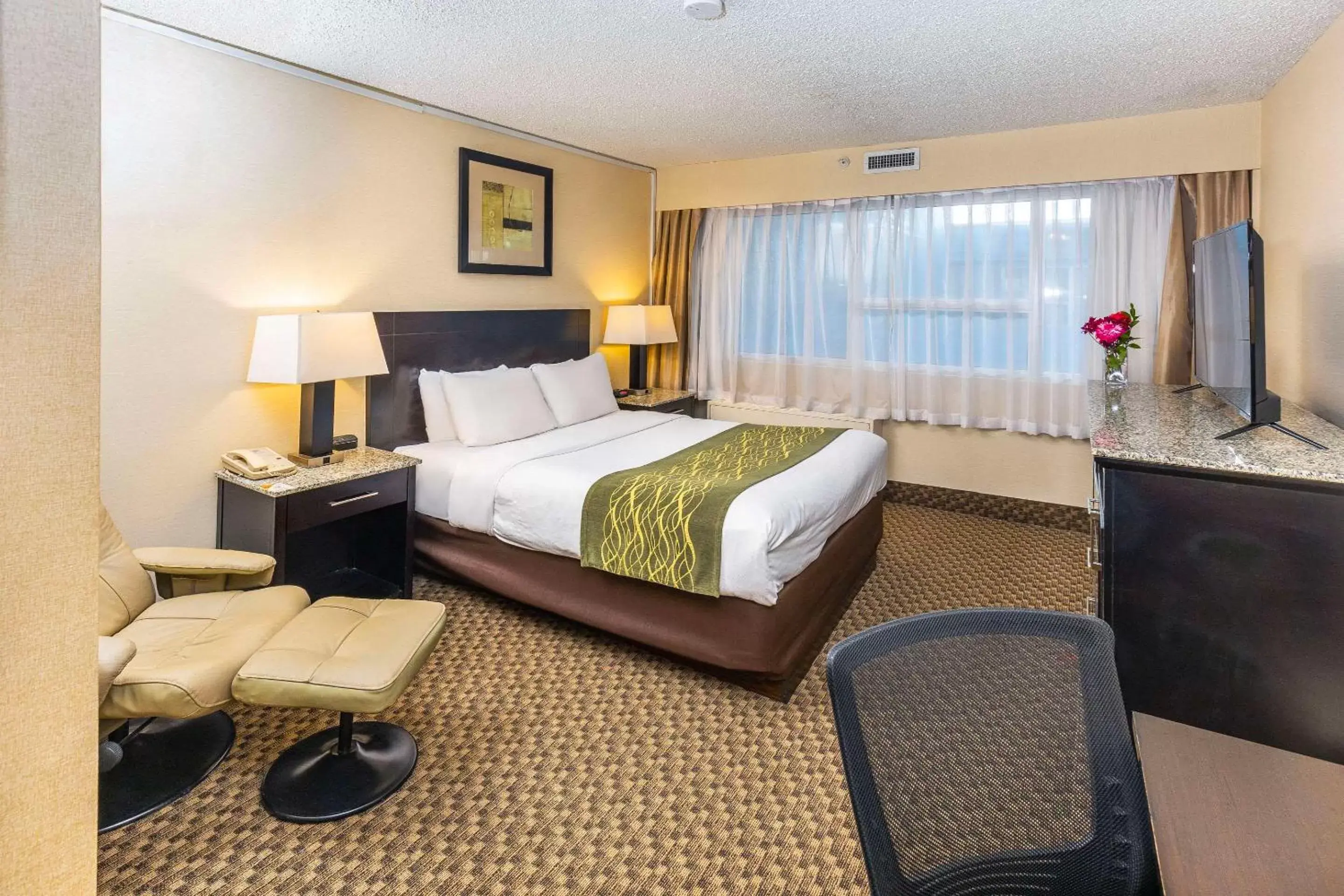 Bedroom in Comfort Inn & Suites Downtown Edmonton