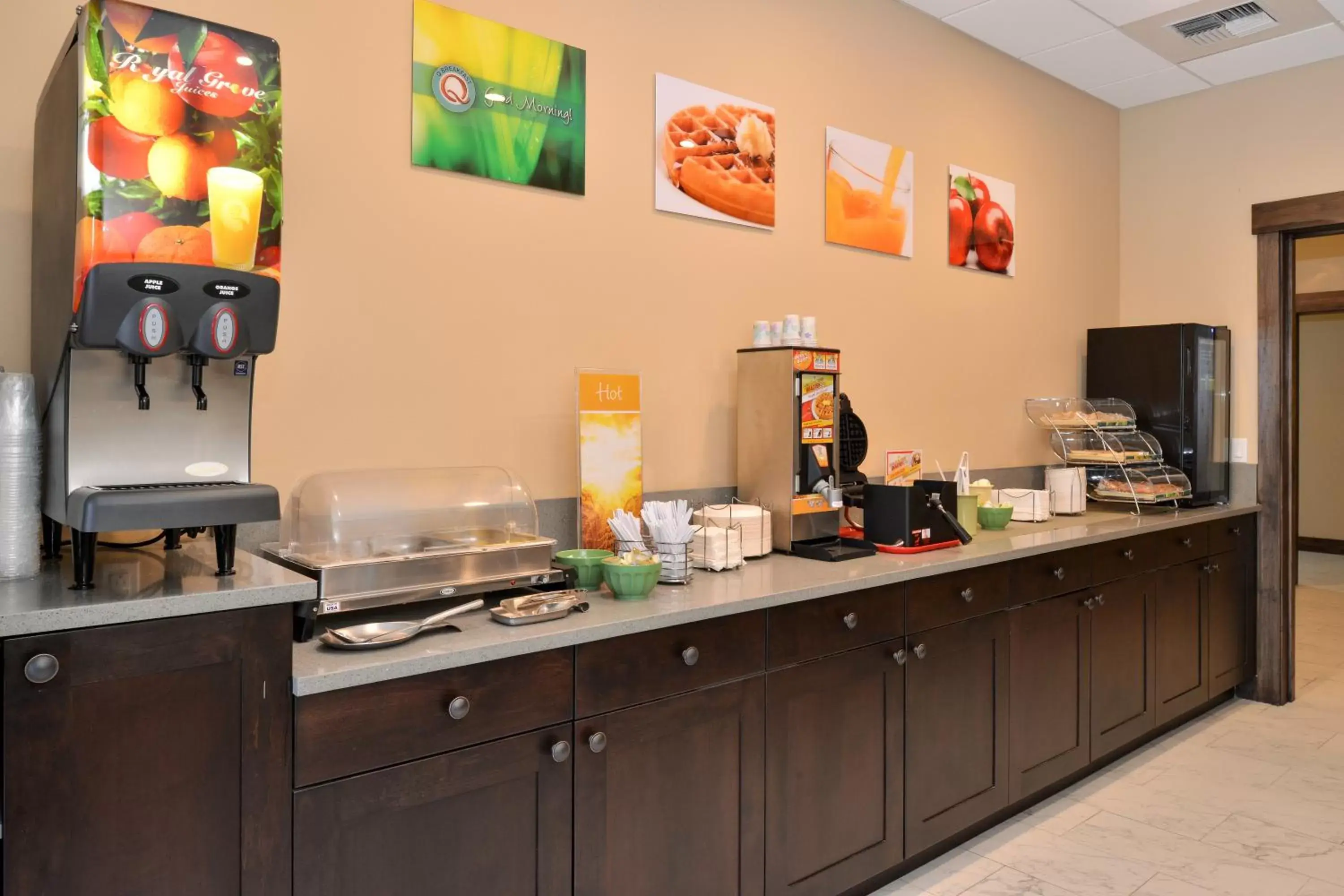 Continental breakfast, Kitchen/Kitchenette in Quality Inn & Suites Tacoma - Seattle