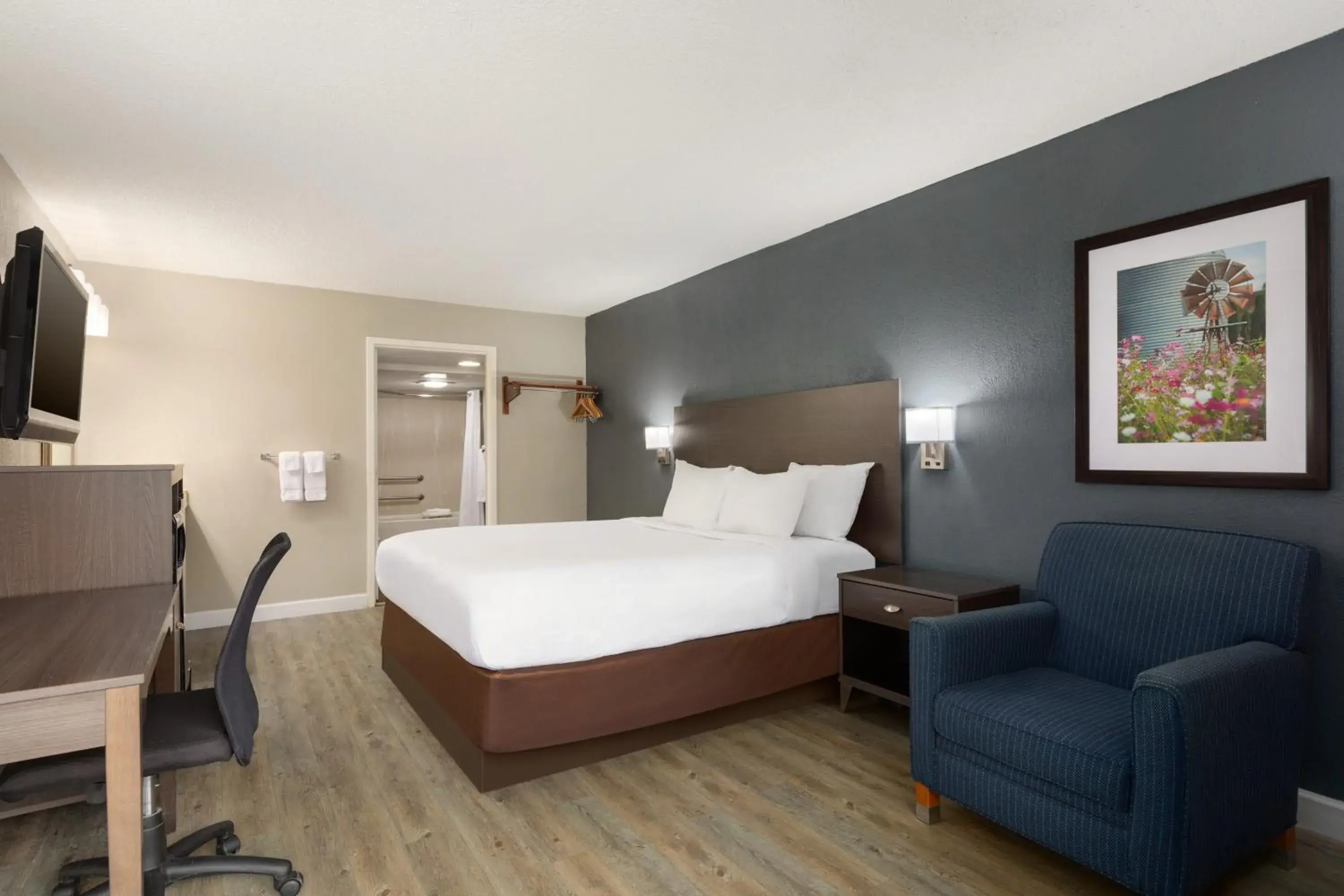 Photo of the whole room, Bed in Baymont by Wyndham Wilmington