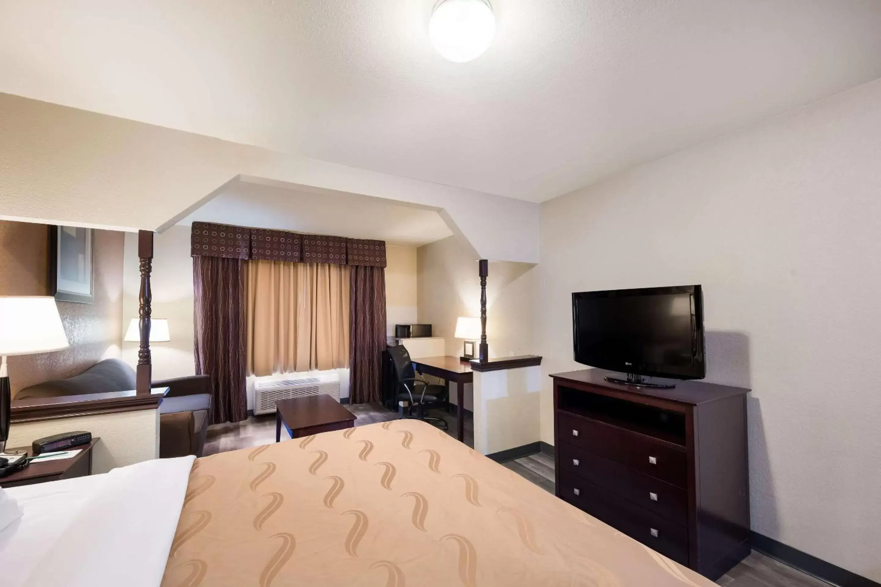 Bedroom, TV/Entertainment Center in Quality Inn and Suites Terrell