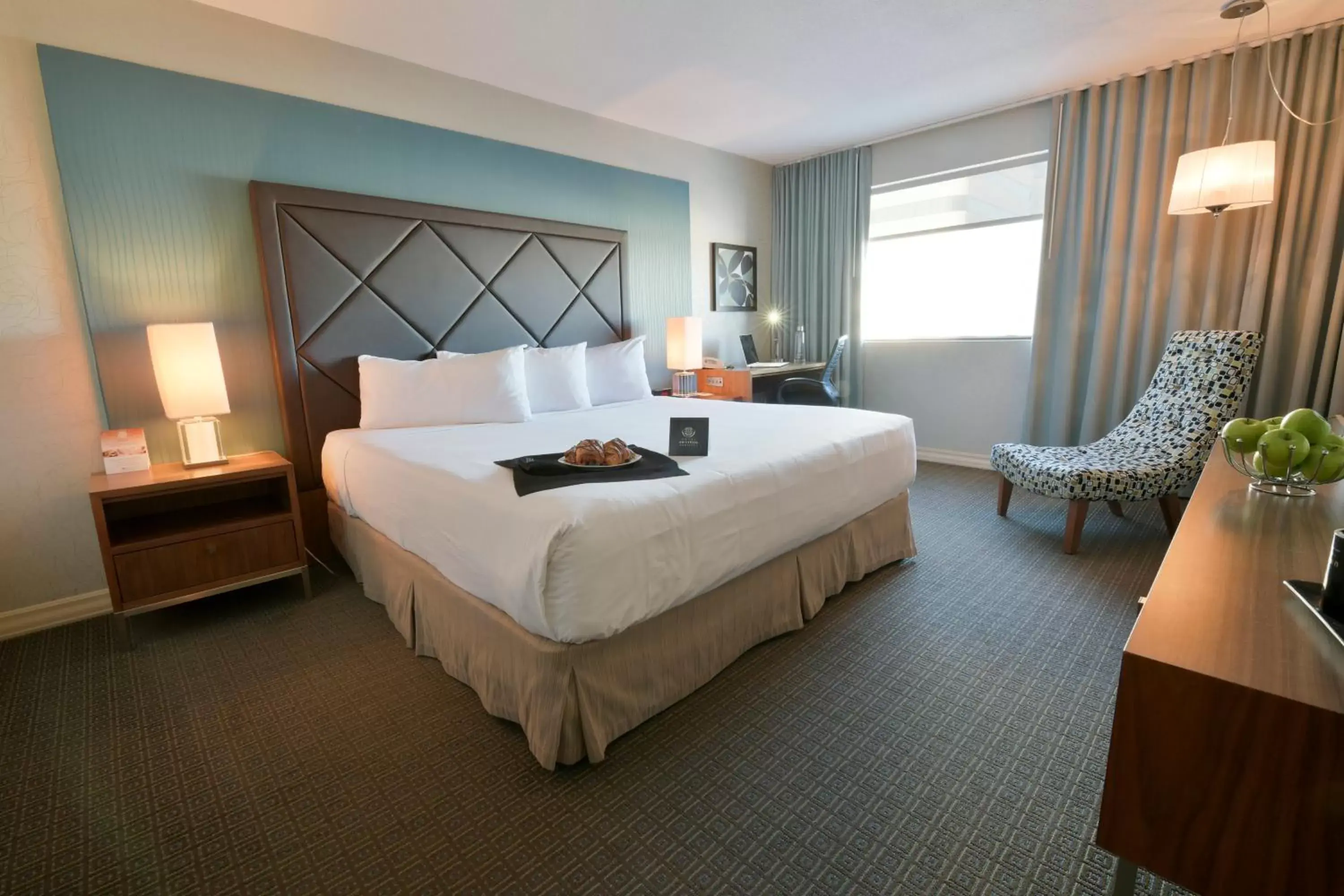 Bedroom, Bed in Hotel Universel Montréal