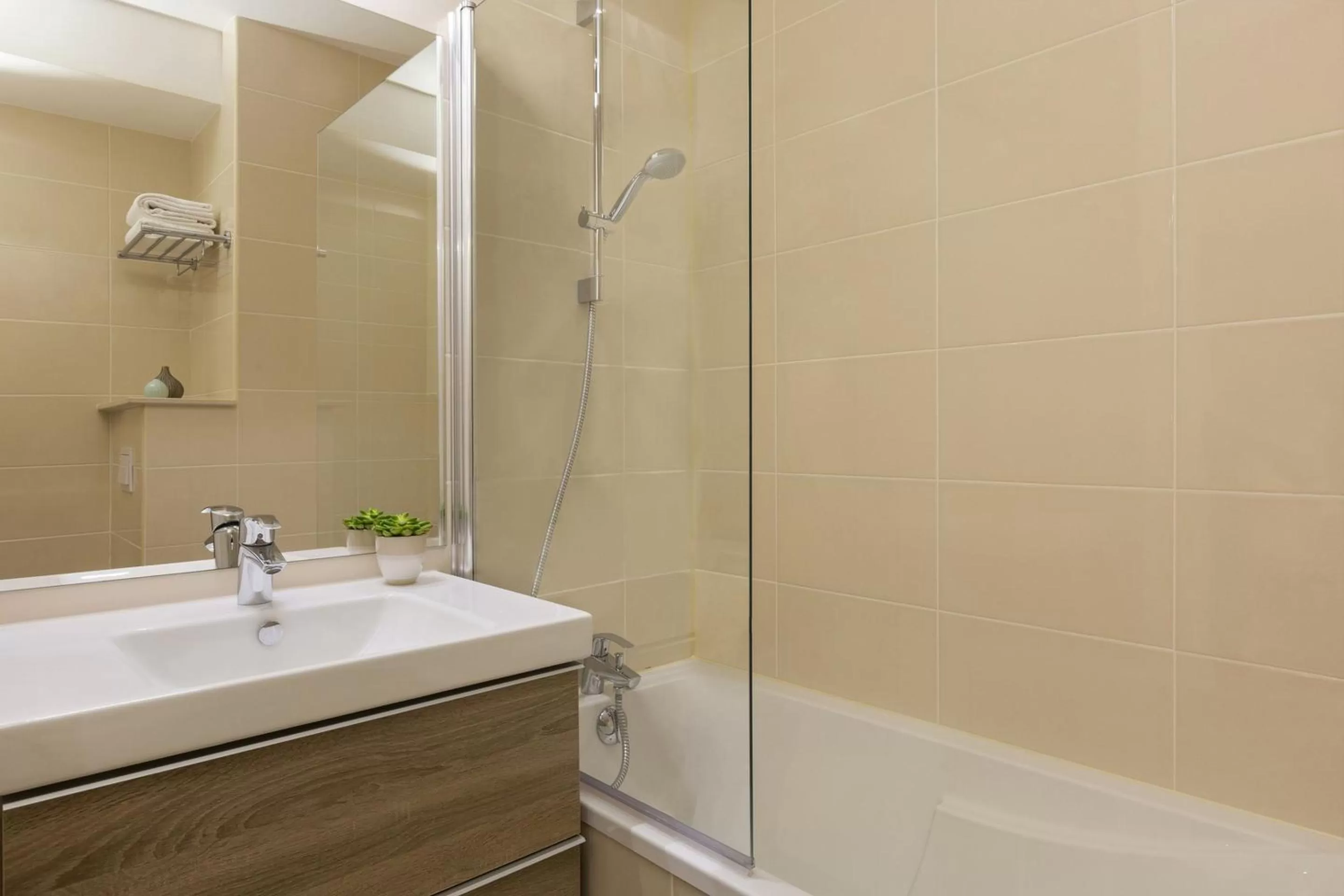 Shower in Citadines La Défense Paris