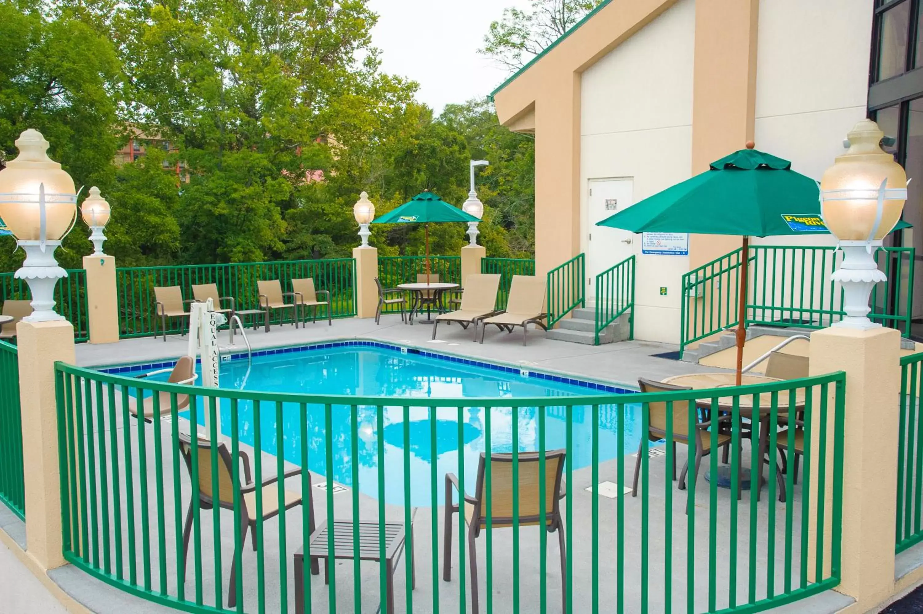 Swimming pool in Pigeon River Inn Swimming pool in Pigeon River Inn