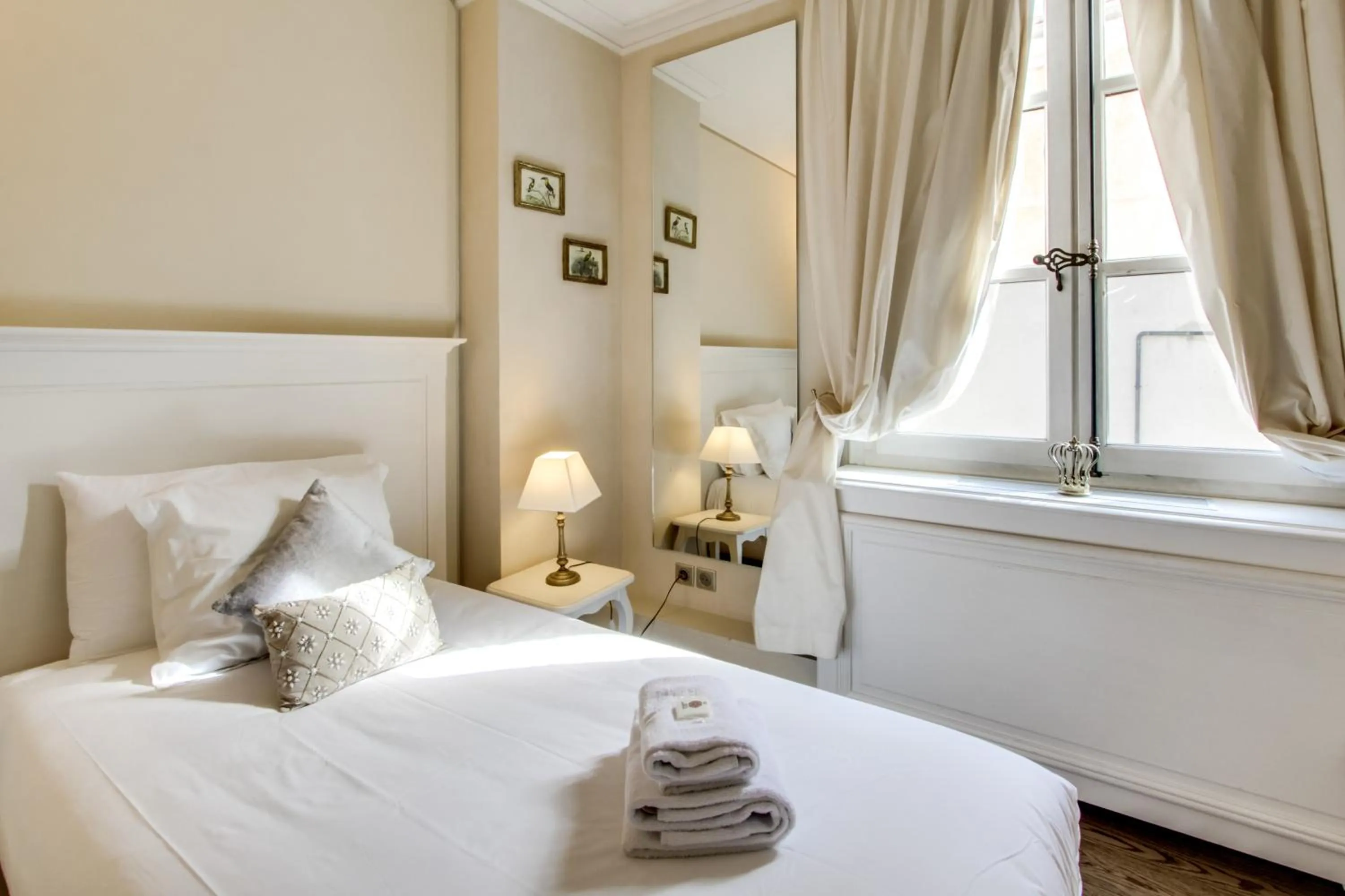 Bedroom, Bed in Les Quatre Dauphins