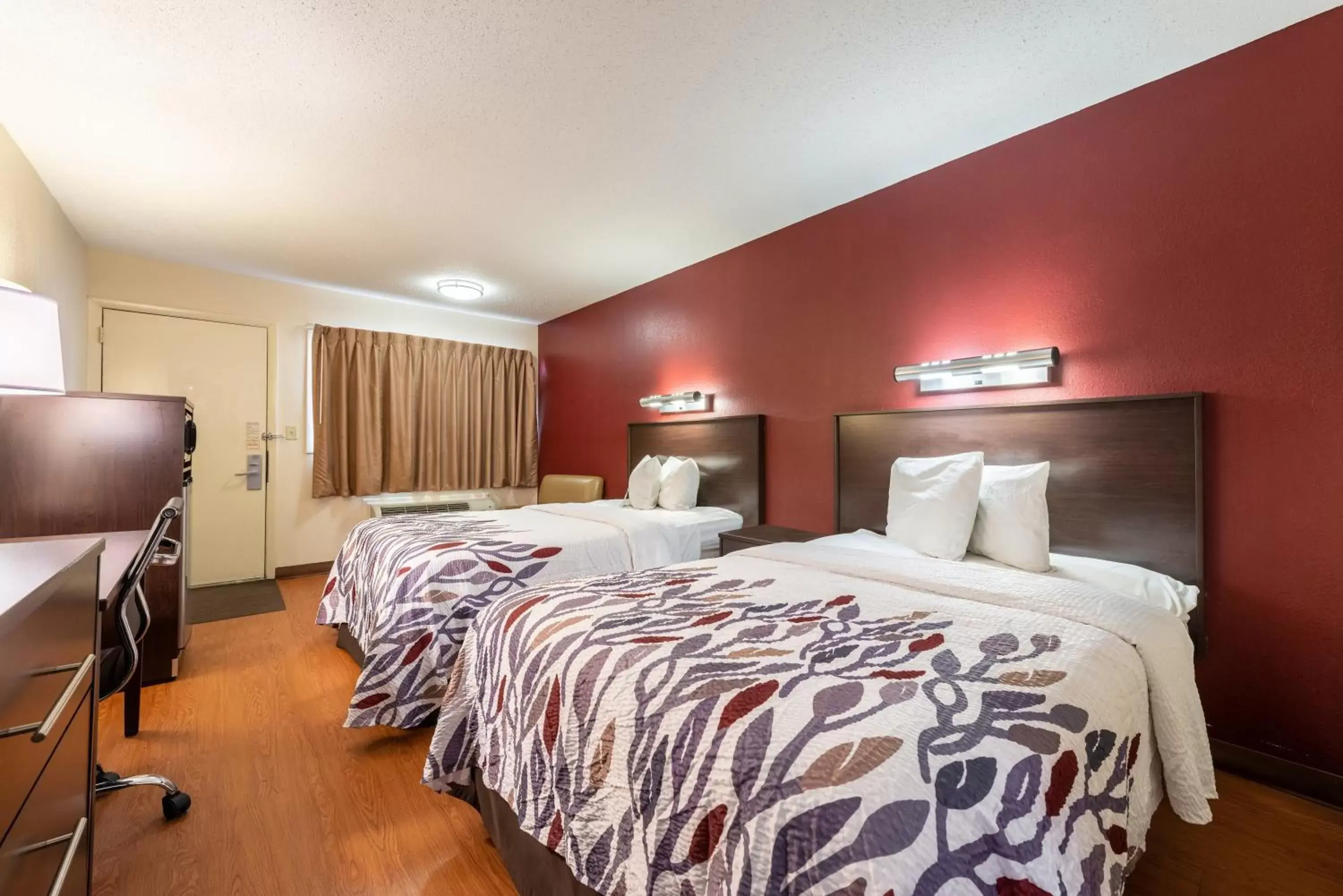 Photo of the whole room, Bed in Red Roof Inn Merrillville