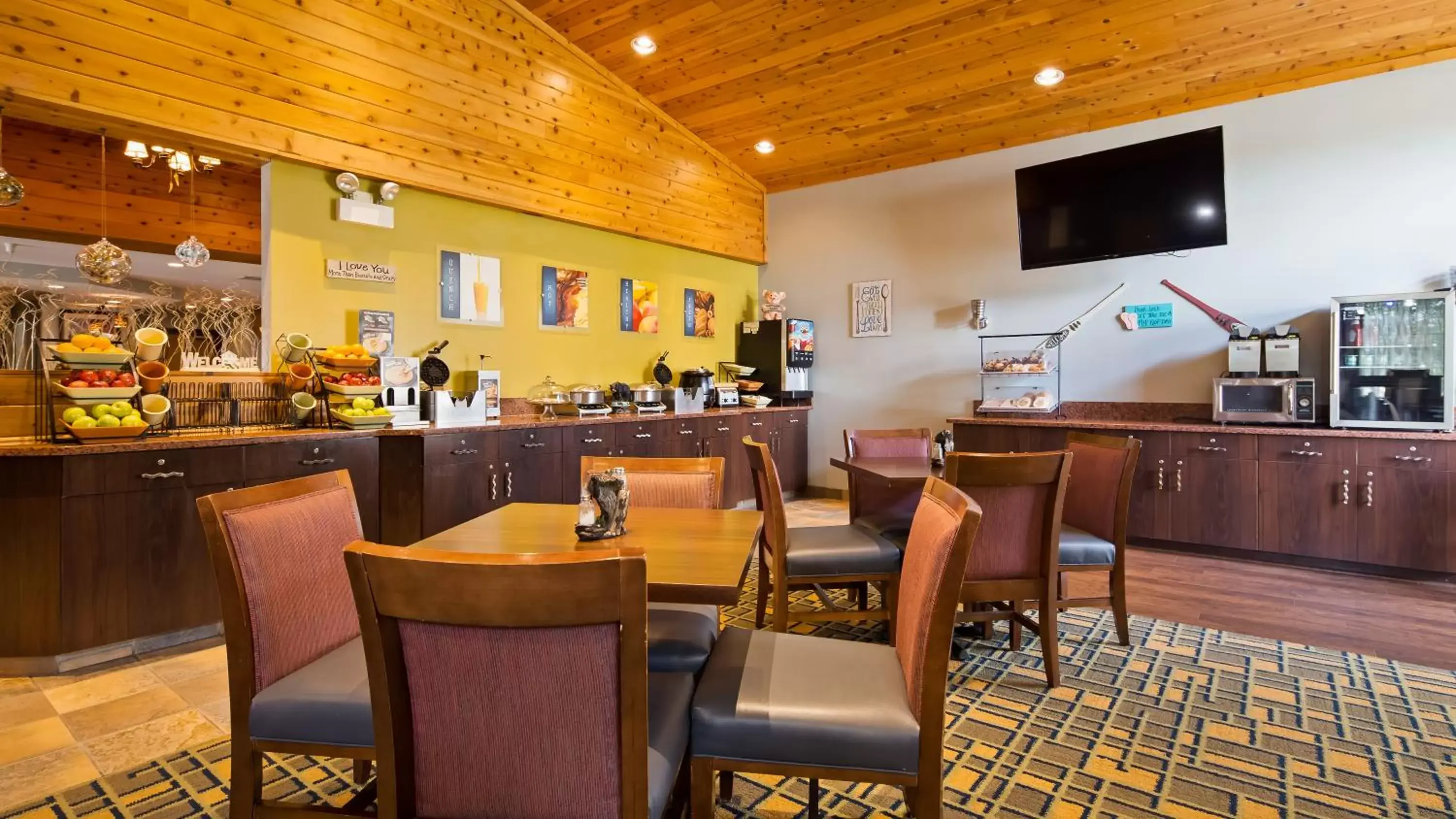 Communal lounge/ TV room, Restaurant/Places to Eat in Best Western Plus Holland Inn & Suites