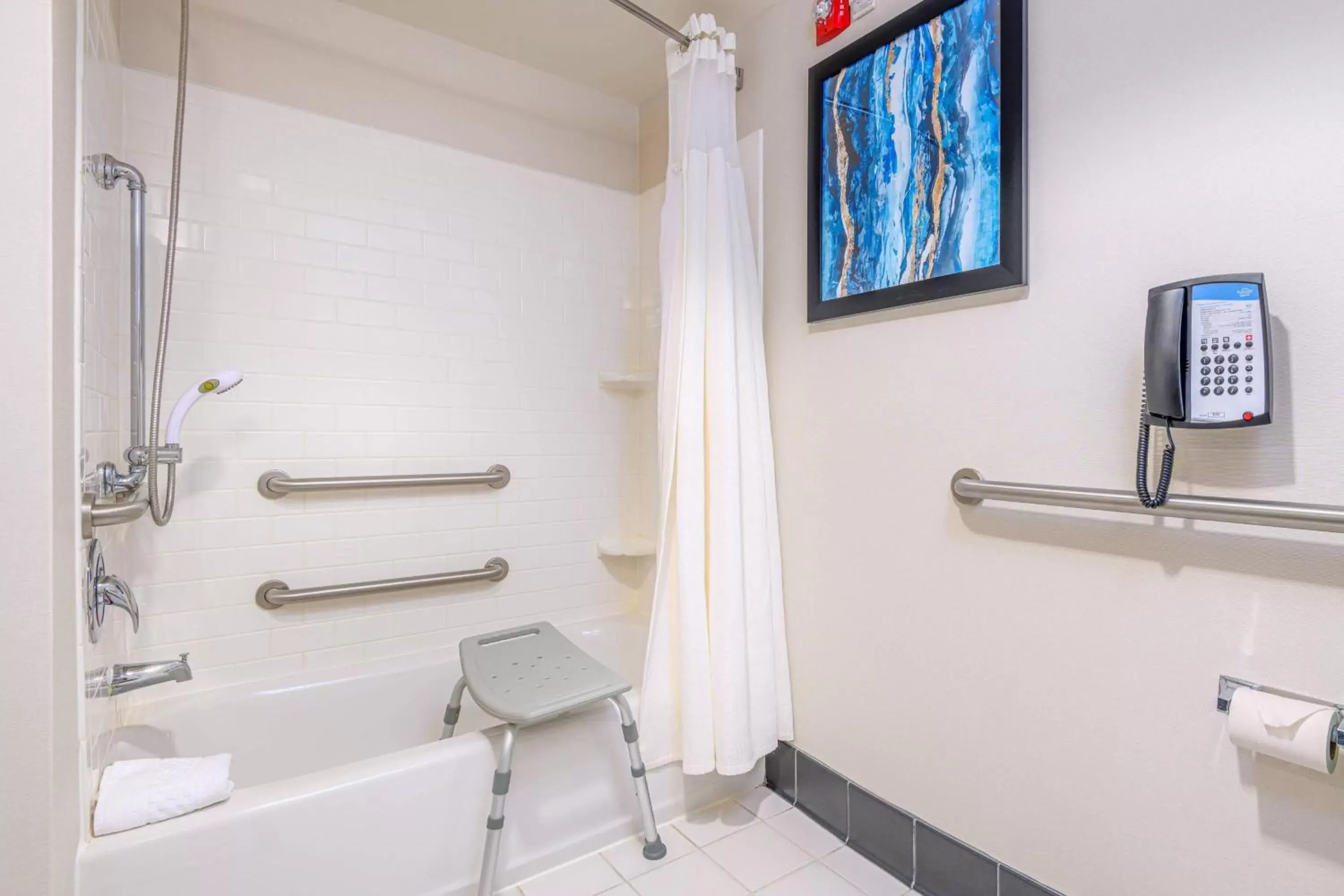 Bathroom in Fairfield Inn & Suites Raleigh-Durham Airport/Brier Creek