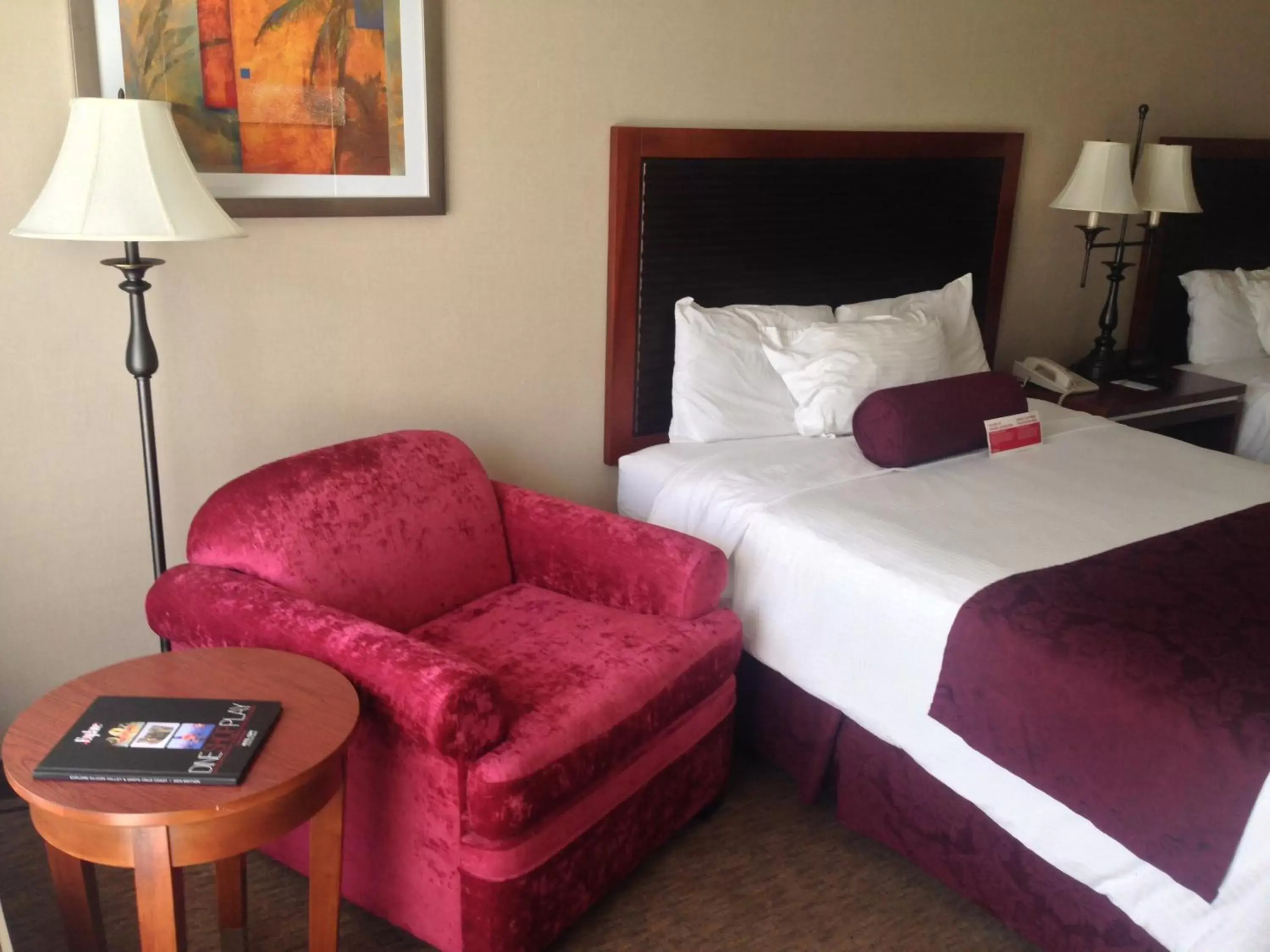 Photo of the whole room, Bed in Ramada by Wyndham Sunnyvale/Silicon Valley