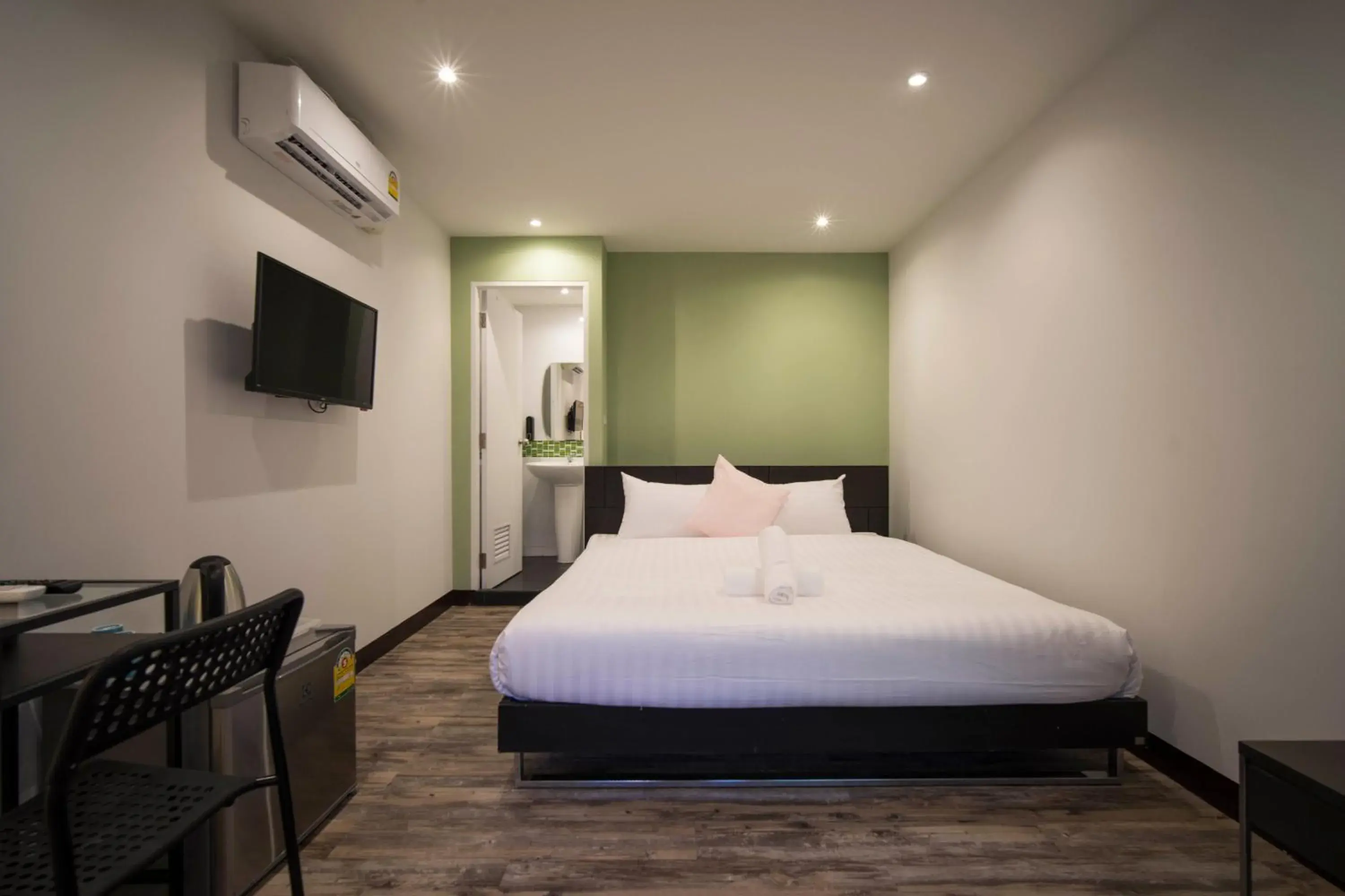 Bedroom, Bed in Resort V MRT Huai Khwang